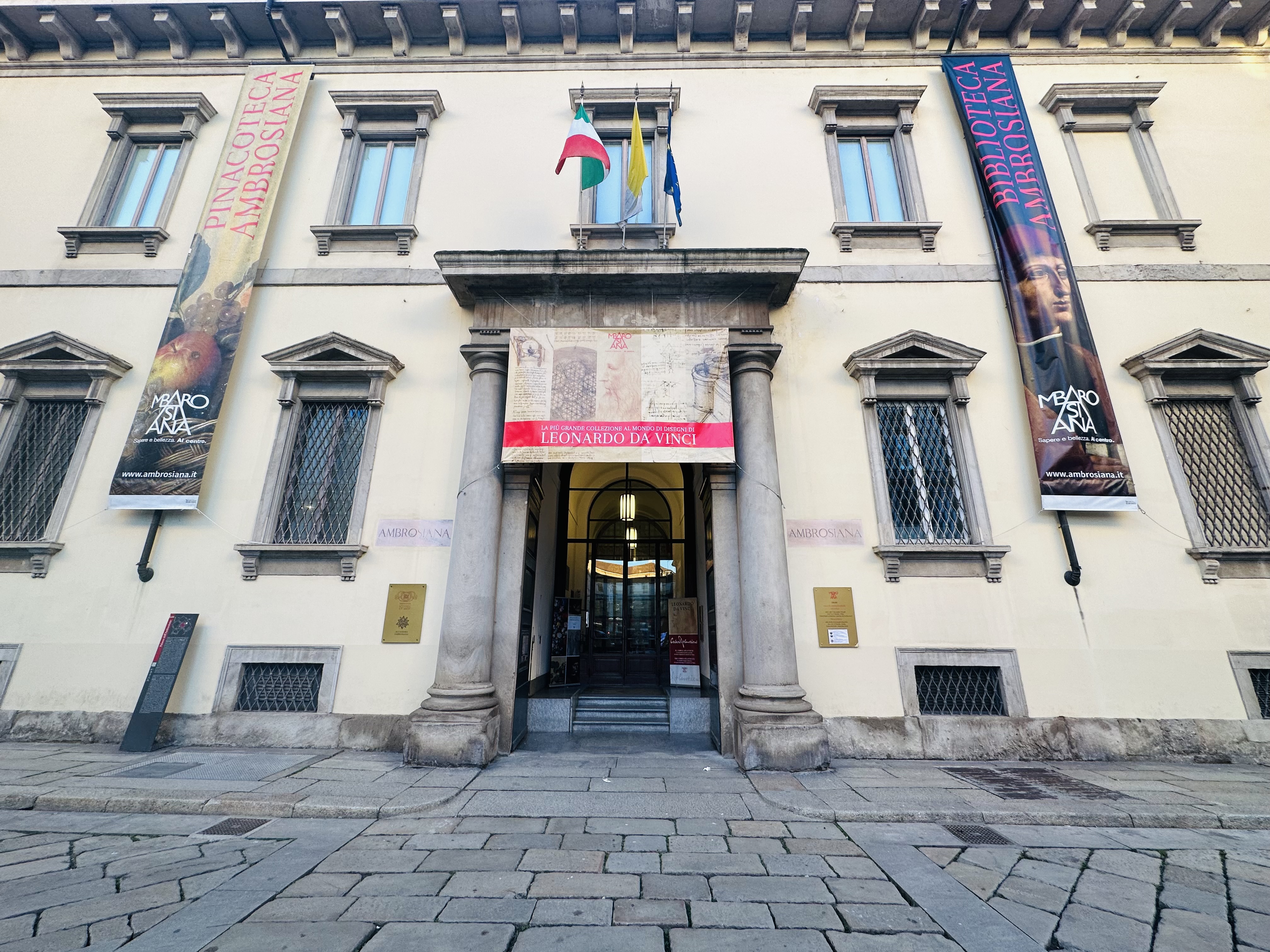 アンブロジアーナ 外観（入口ファサード）