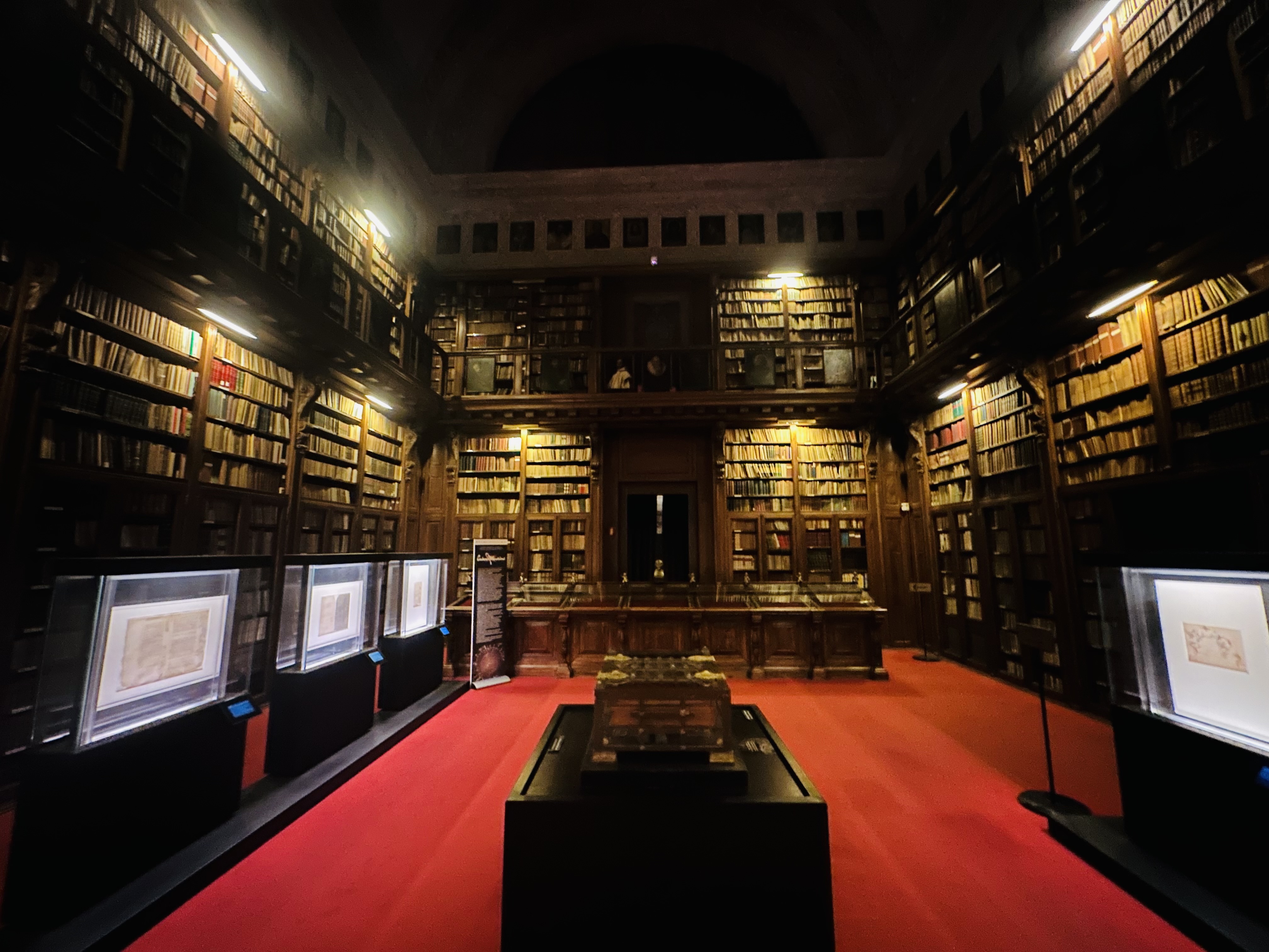 アンブロジアーナ 美術館内部全景