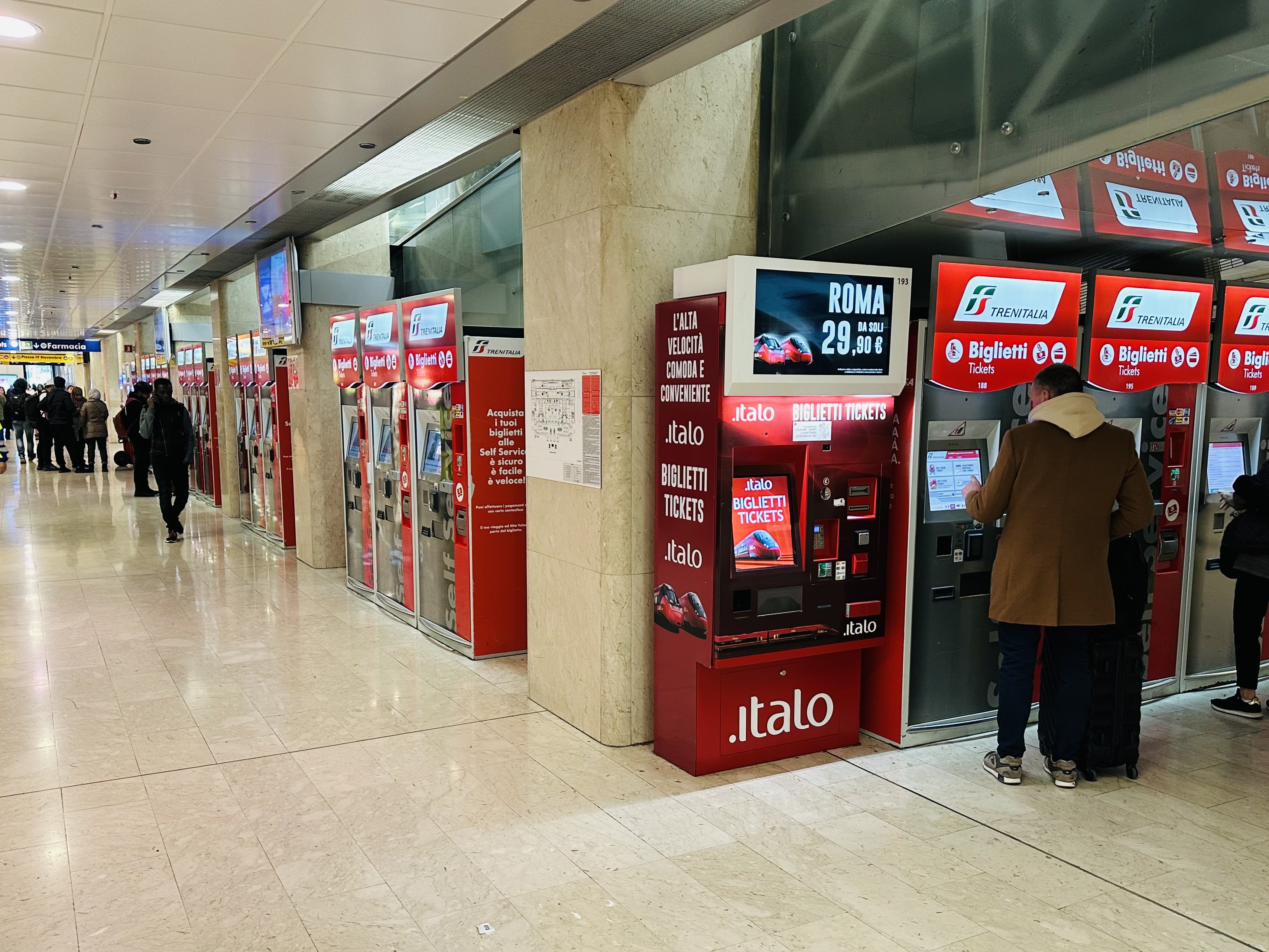ミラノ中央駅 改札・構内風景