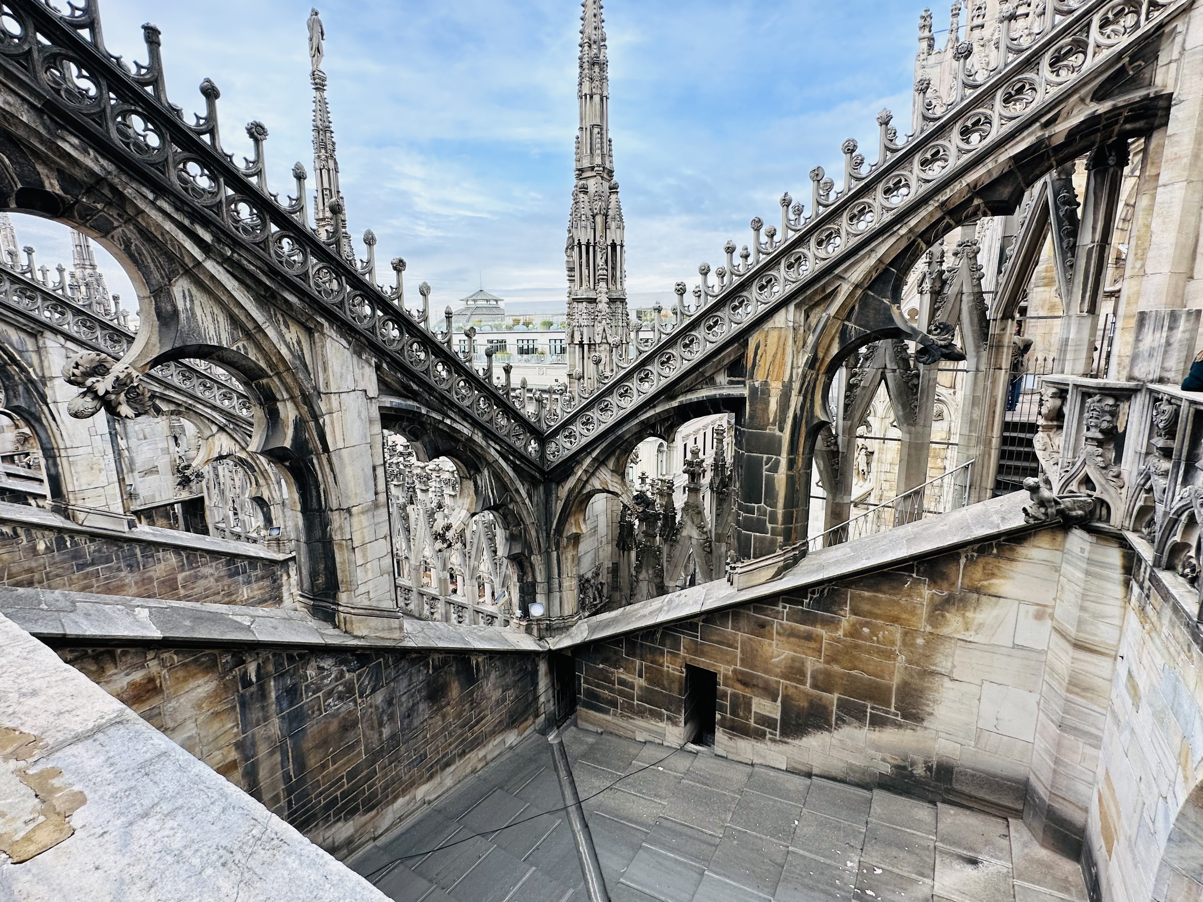 ドゥオモ 外観2（側面と尖塔群）