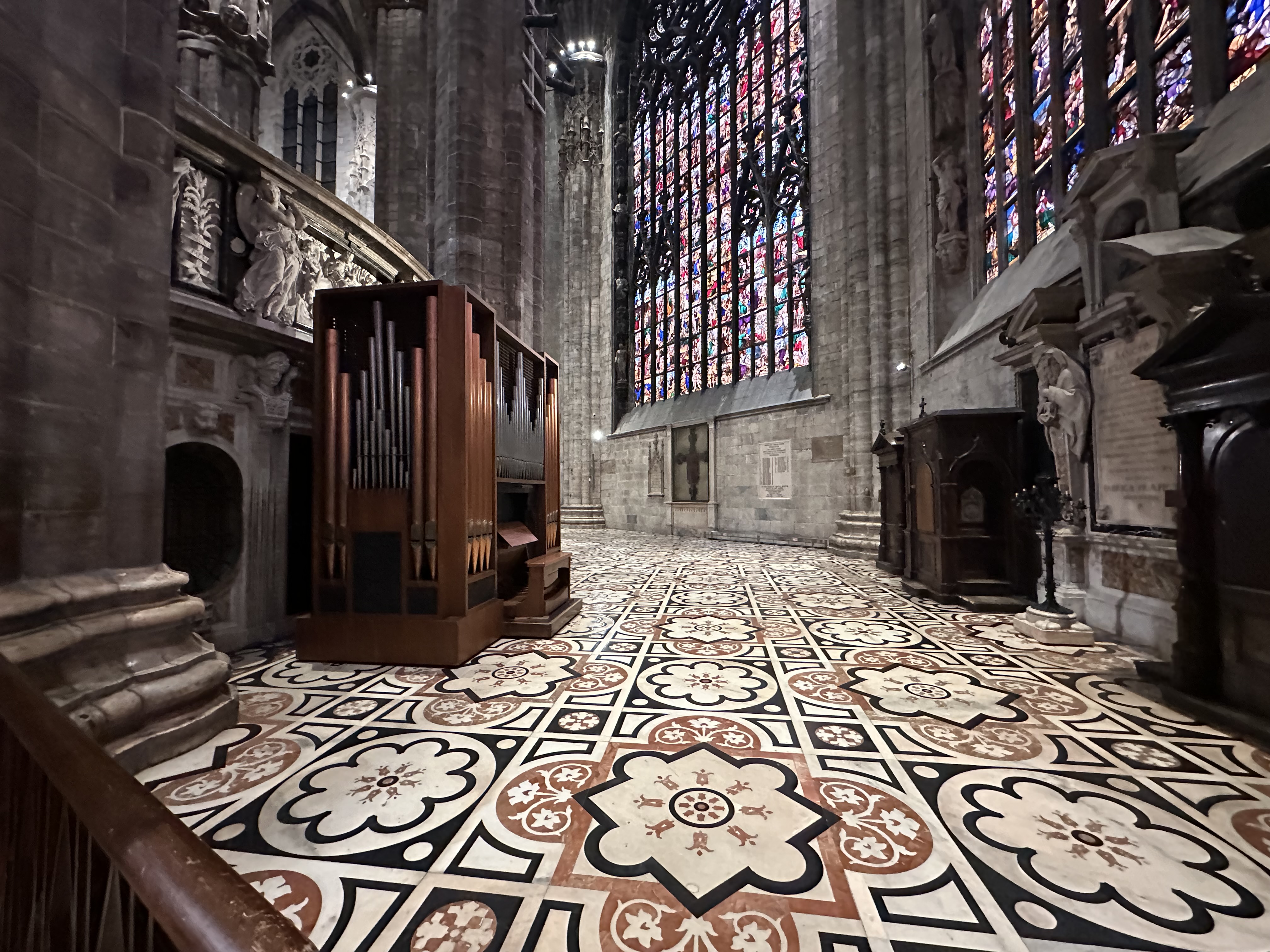 ドゥオモ 内部1（ステンドグラス）