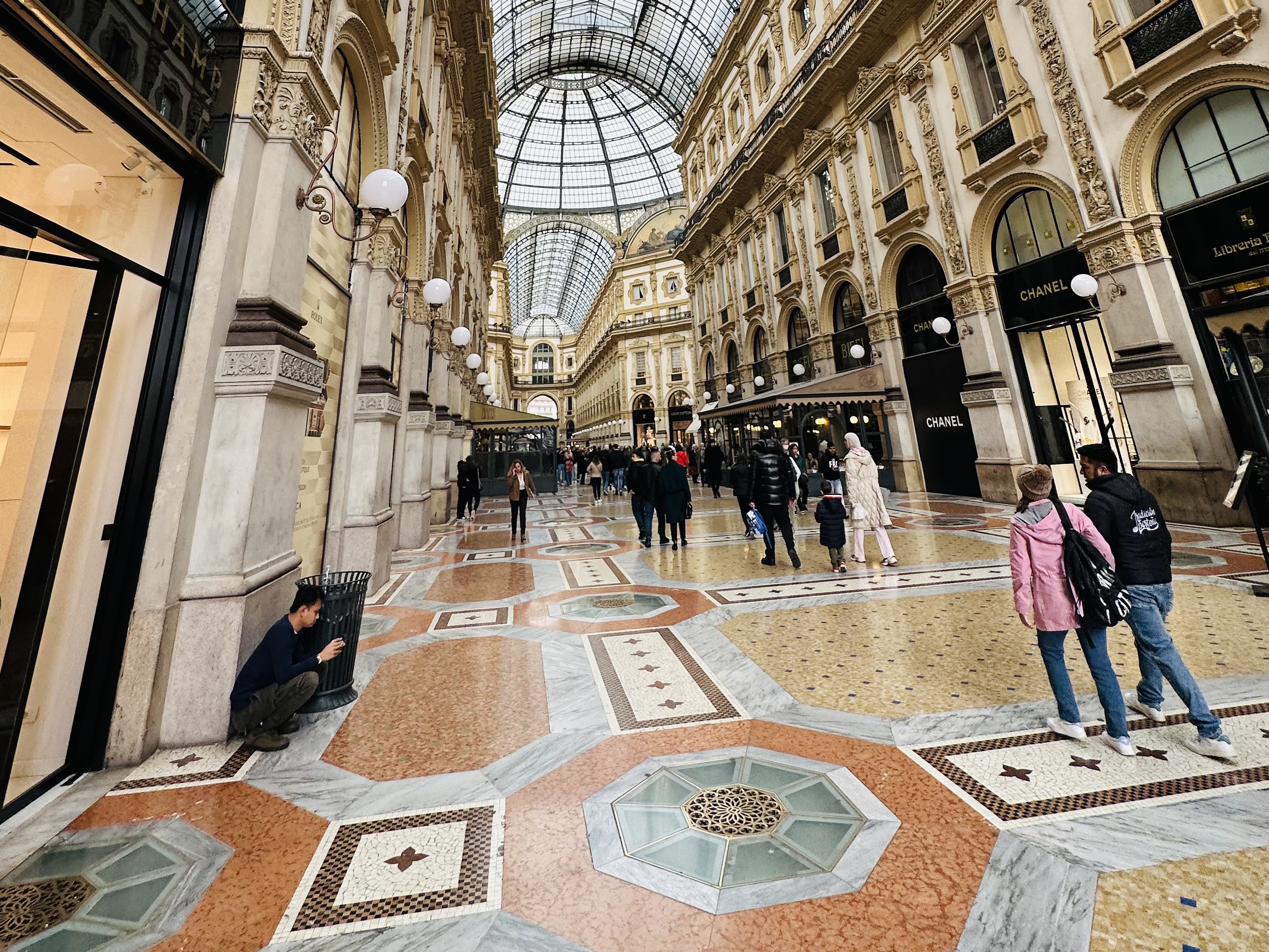 ガッレリア 内観2（高級ブランド店が並ぶ通路）