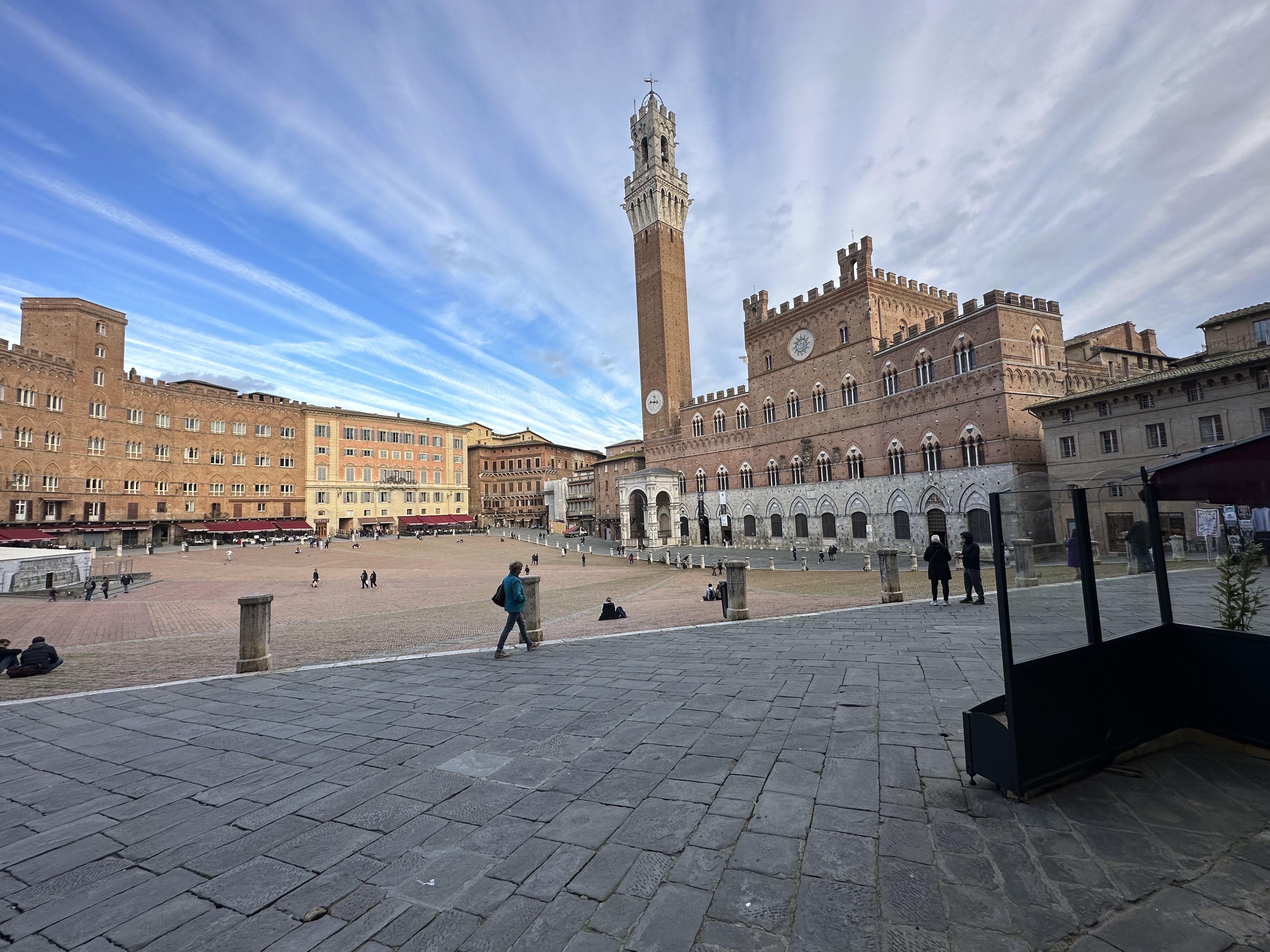 広場の緩やかな傾斜に座る人々