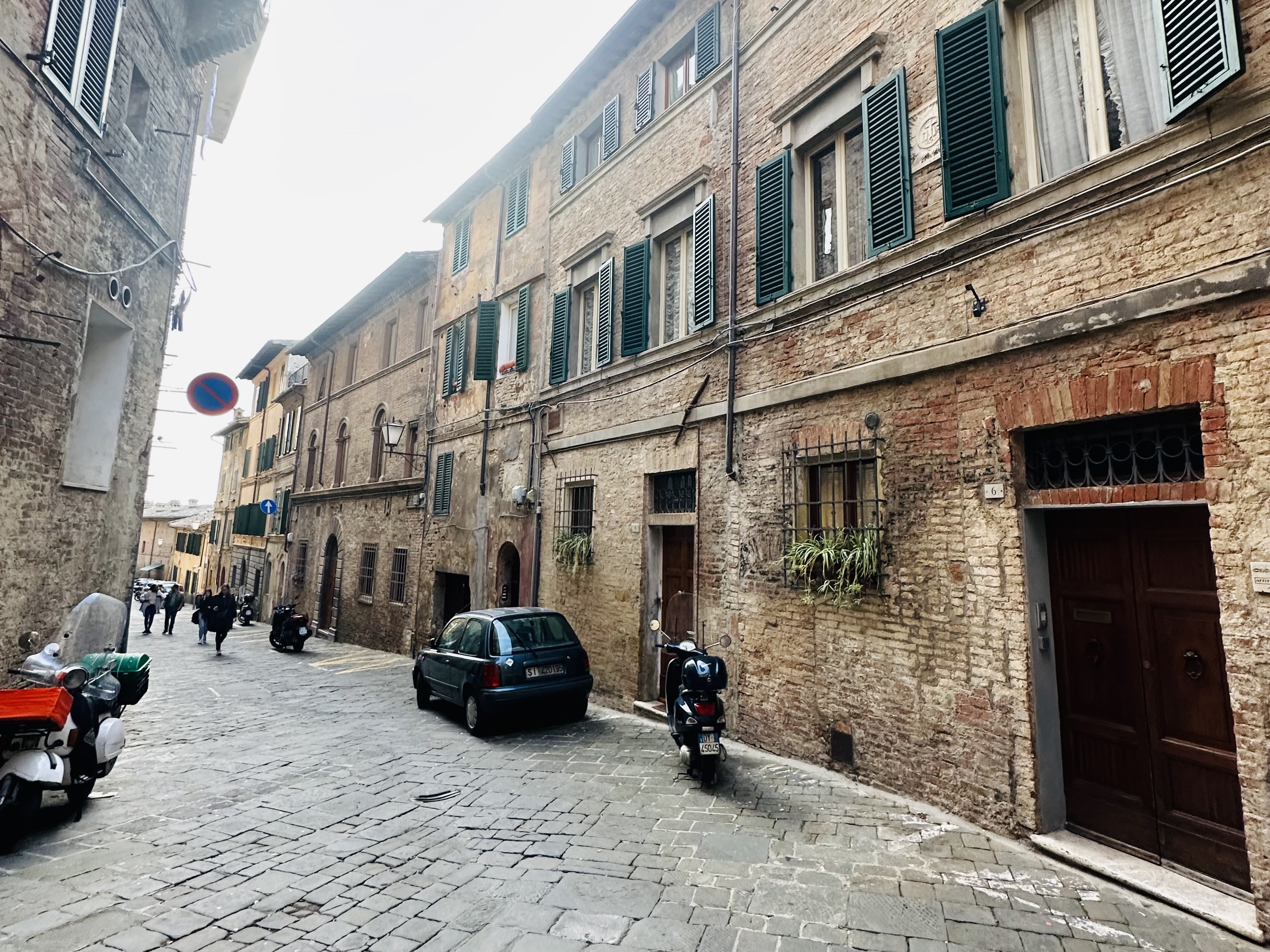 赤茶色の煉瓦壁と石畳が続く旧市街の路地