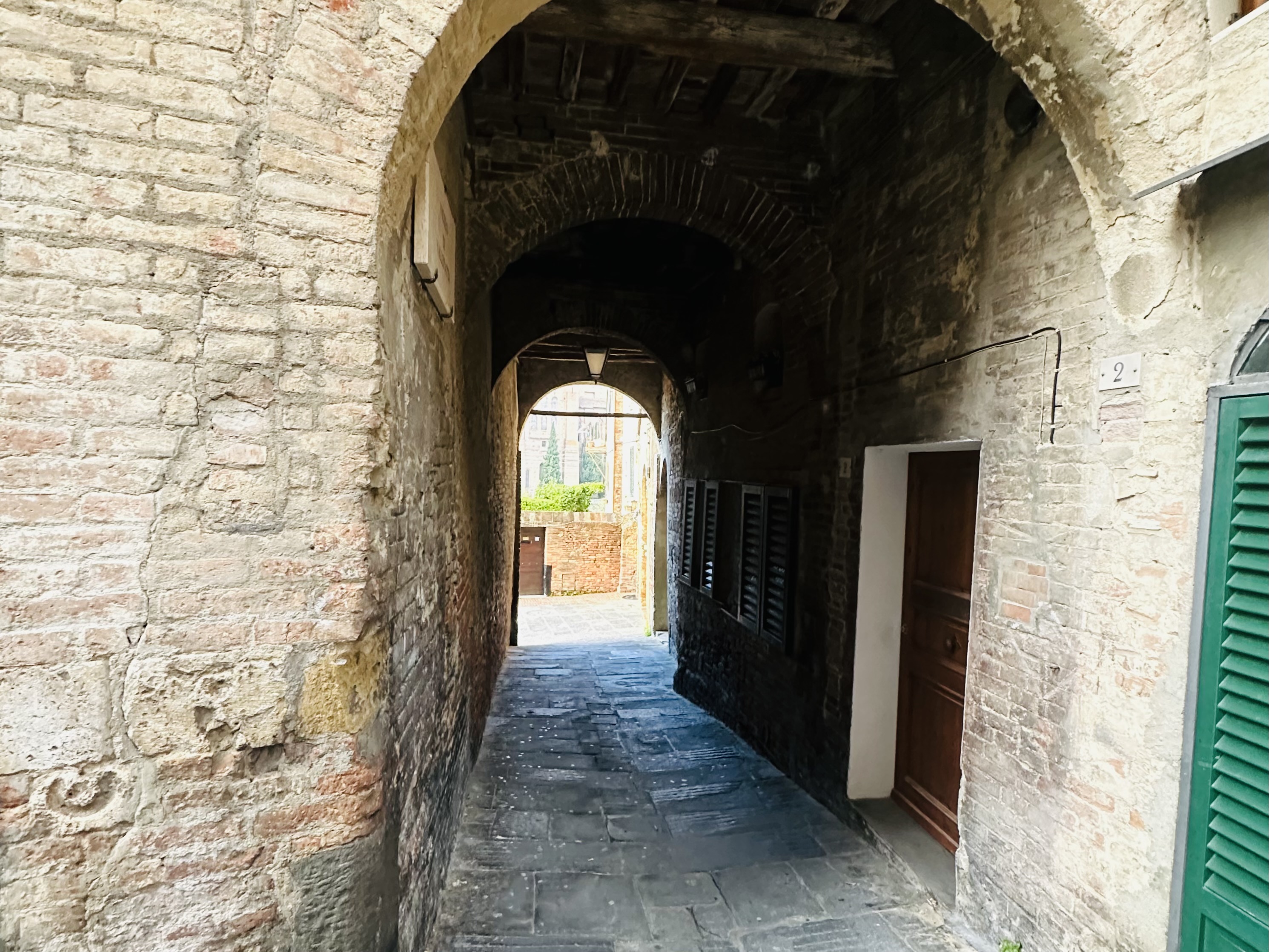 カンポ広場へ緩やかに傾く坂道の景色