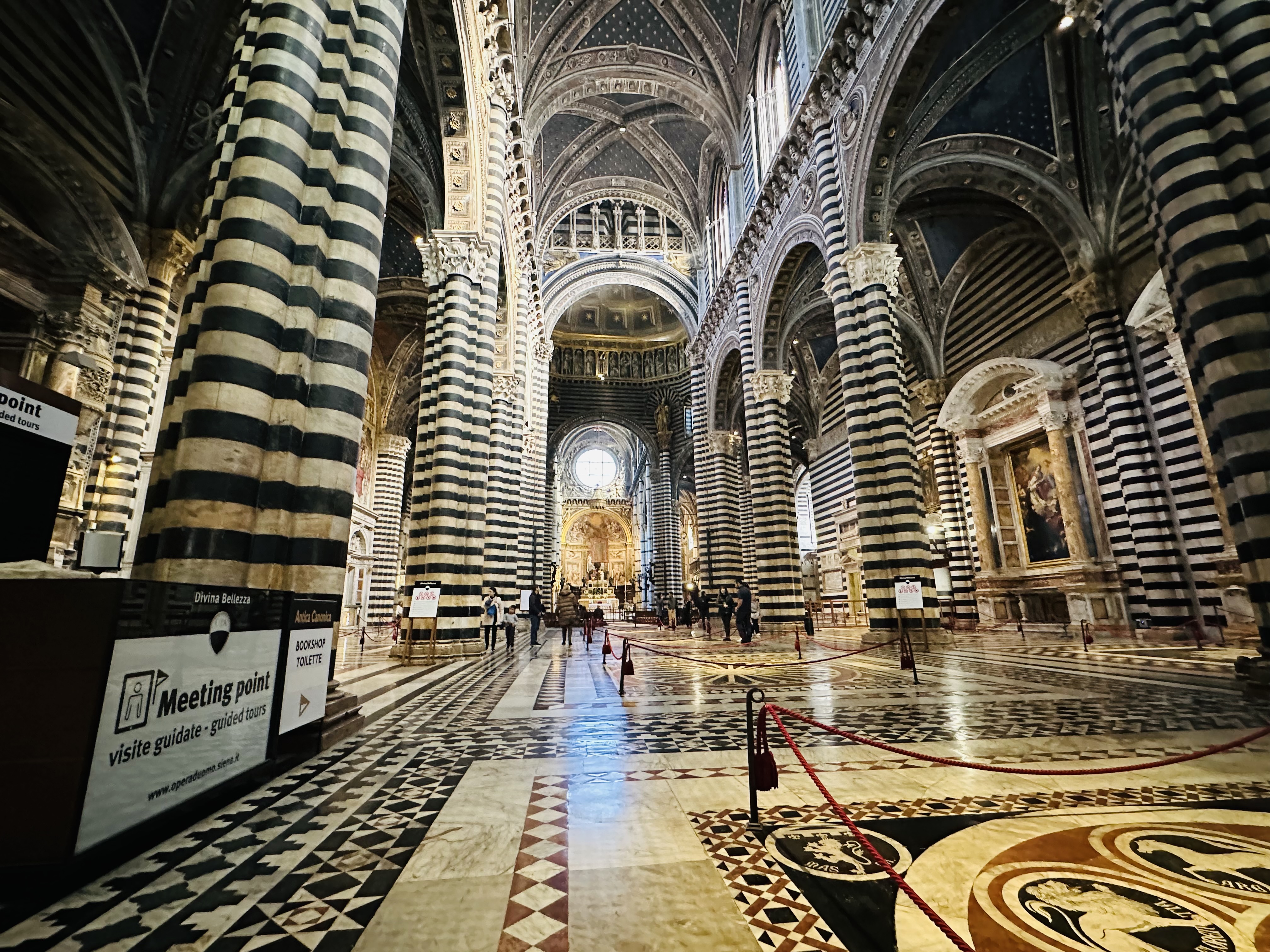 堂内の柱とドーム天井装飾