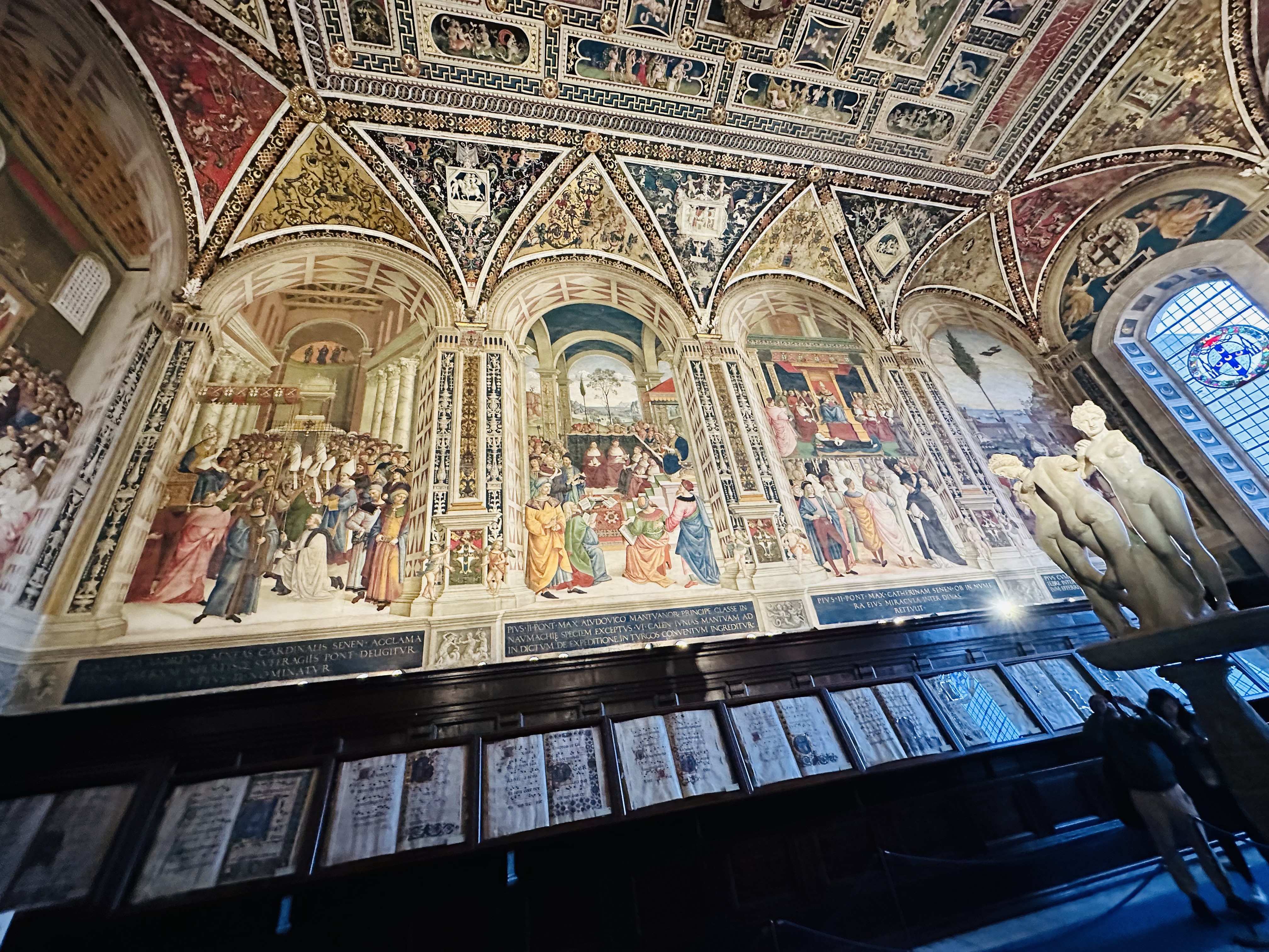 装飾写本の展示ケースと金の装飾