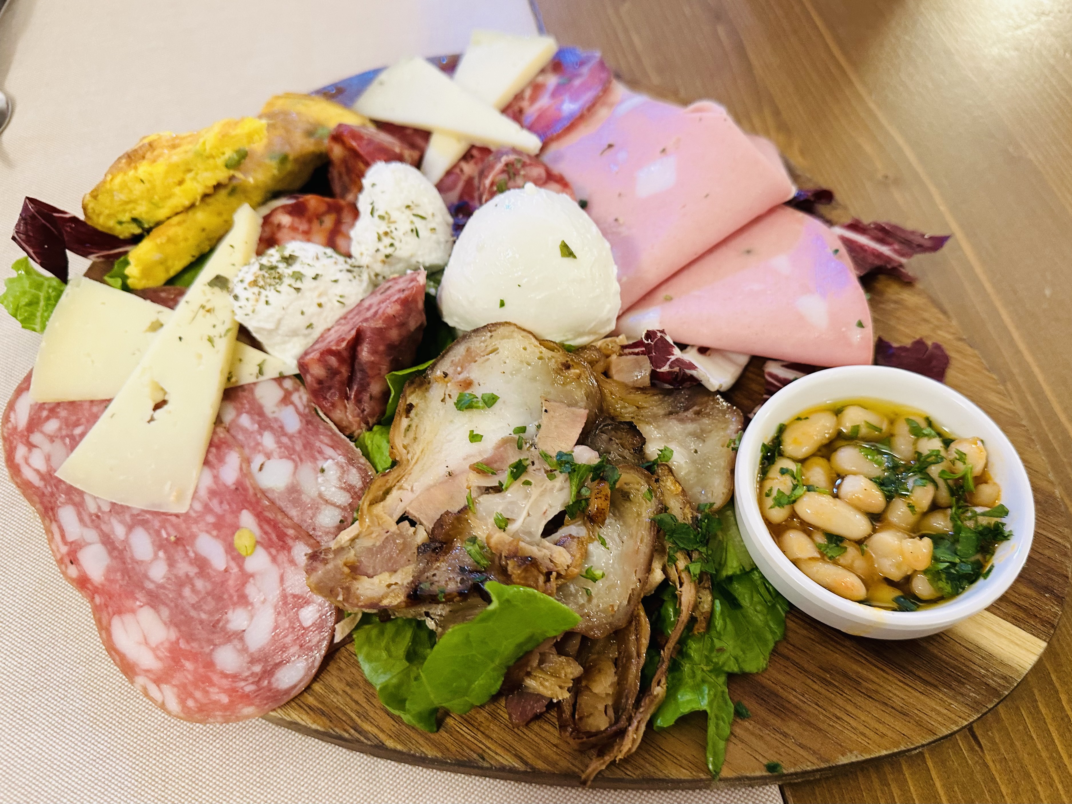 アリアンナで提供された前菜の盛り合わせ。複数の食材が並ぶ豪華なアンティパスト・ミスト