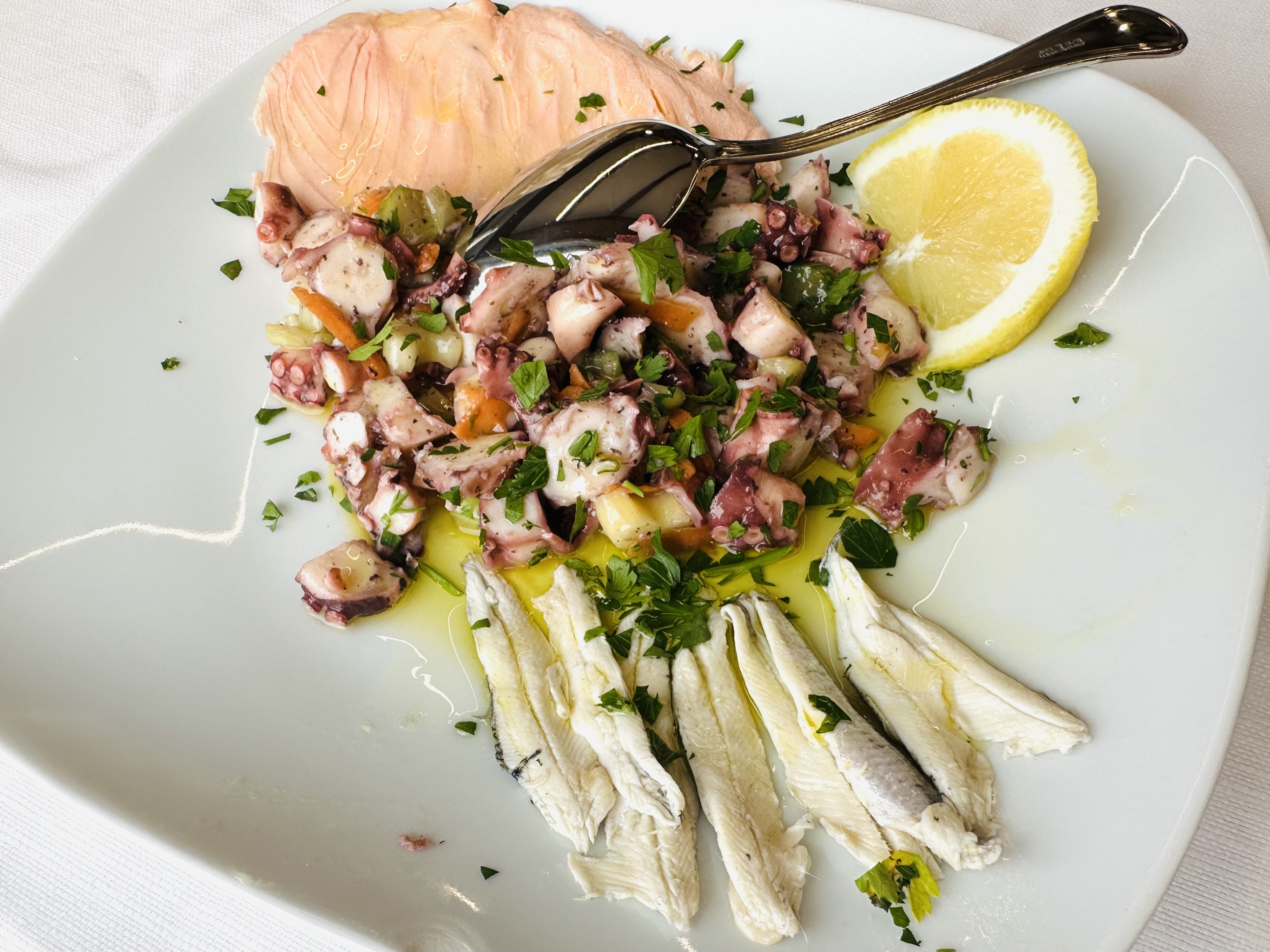 海で採れた魚介を使った前菜。爽やかで軽やかな味わい