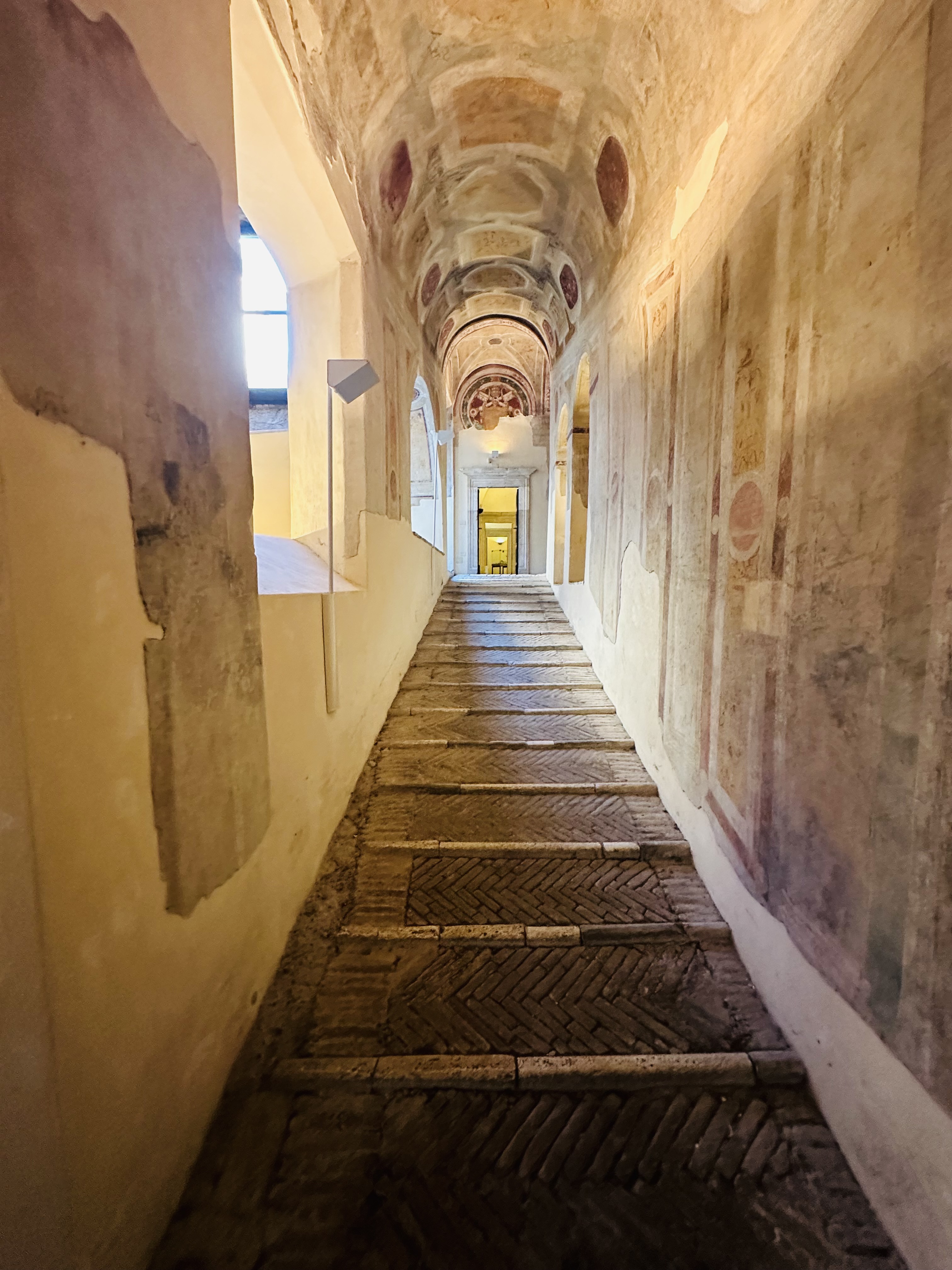 装飾が残る細い回廊と階段