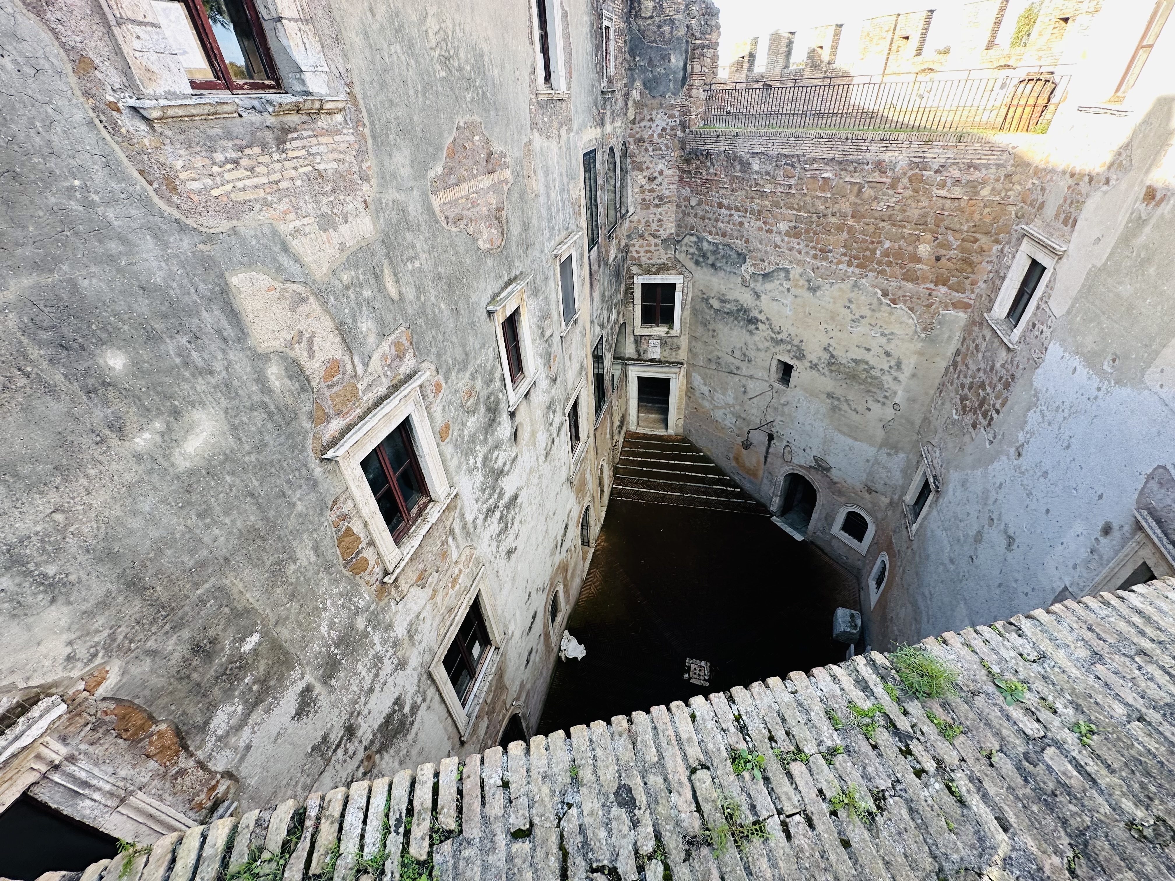 砦内部の吹き抜け部分を屋上から見下ろした様子