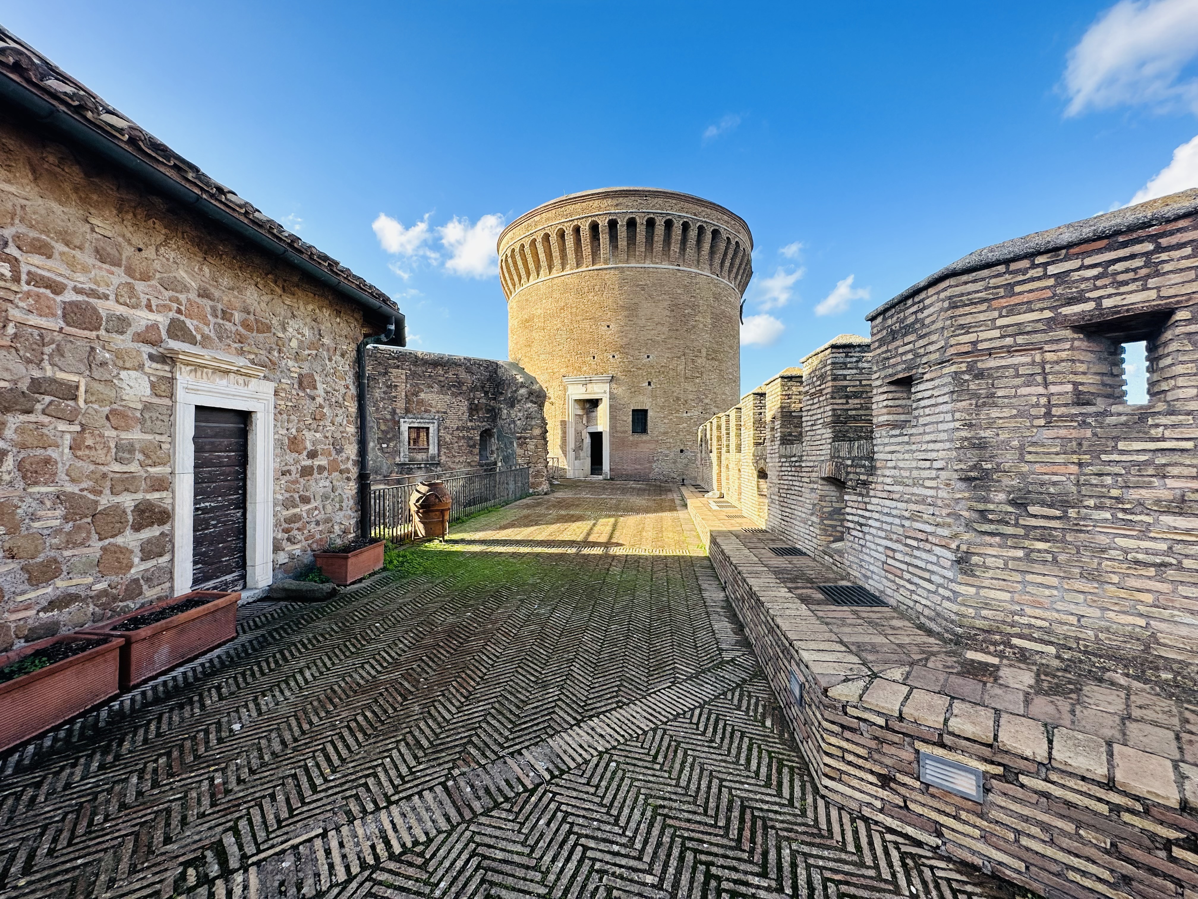 砦の外周を囲む通路と主塔の円筒構造が見える様子