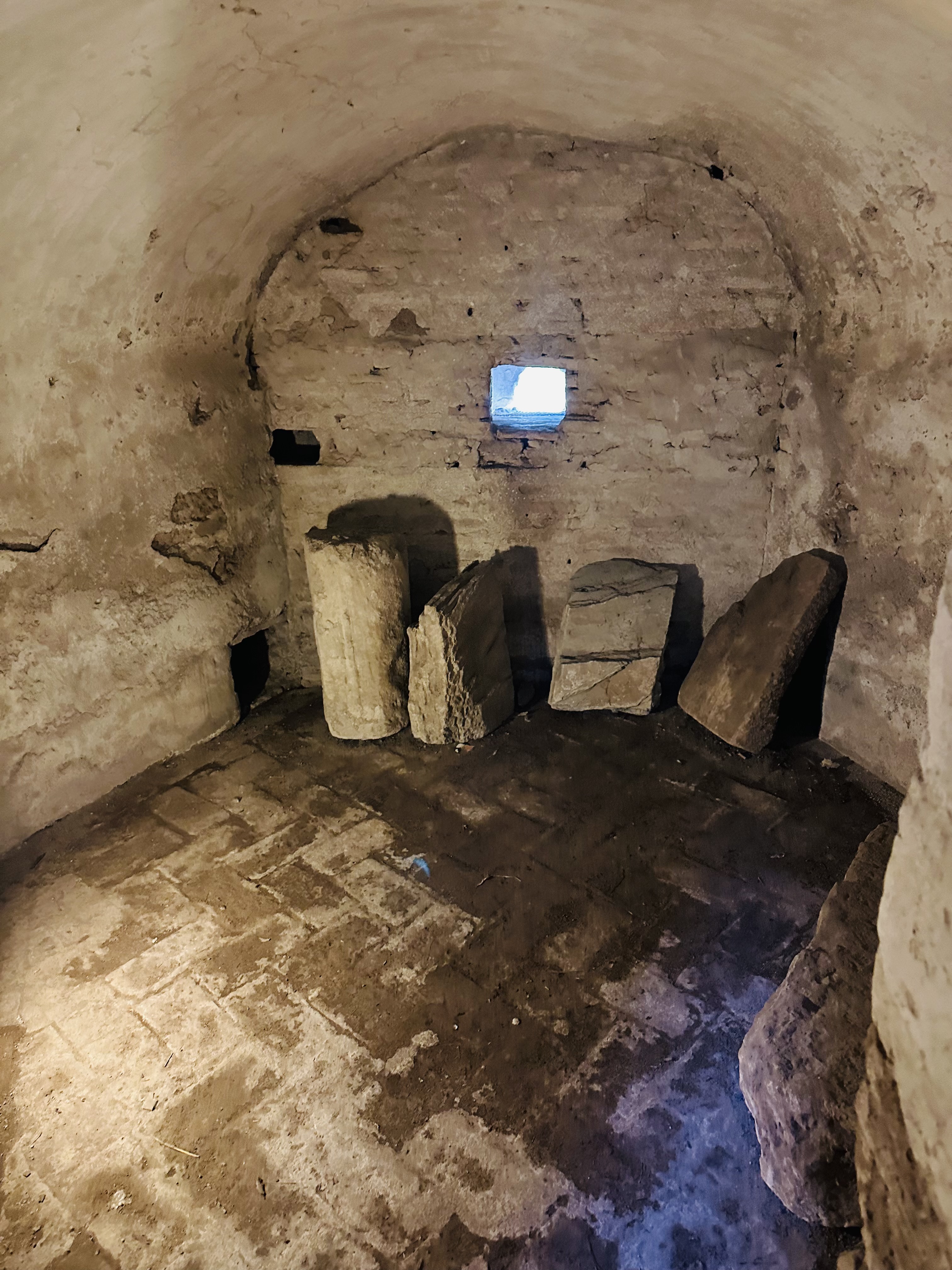 石造りの下層部屋の内部