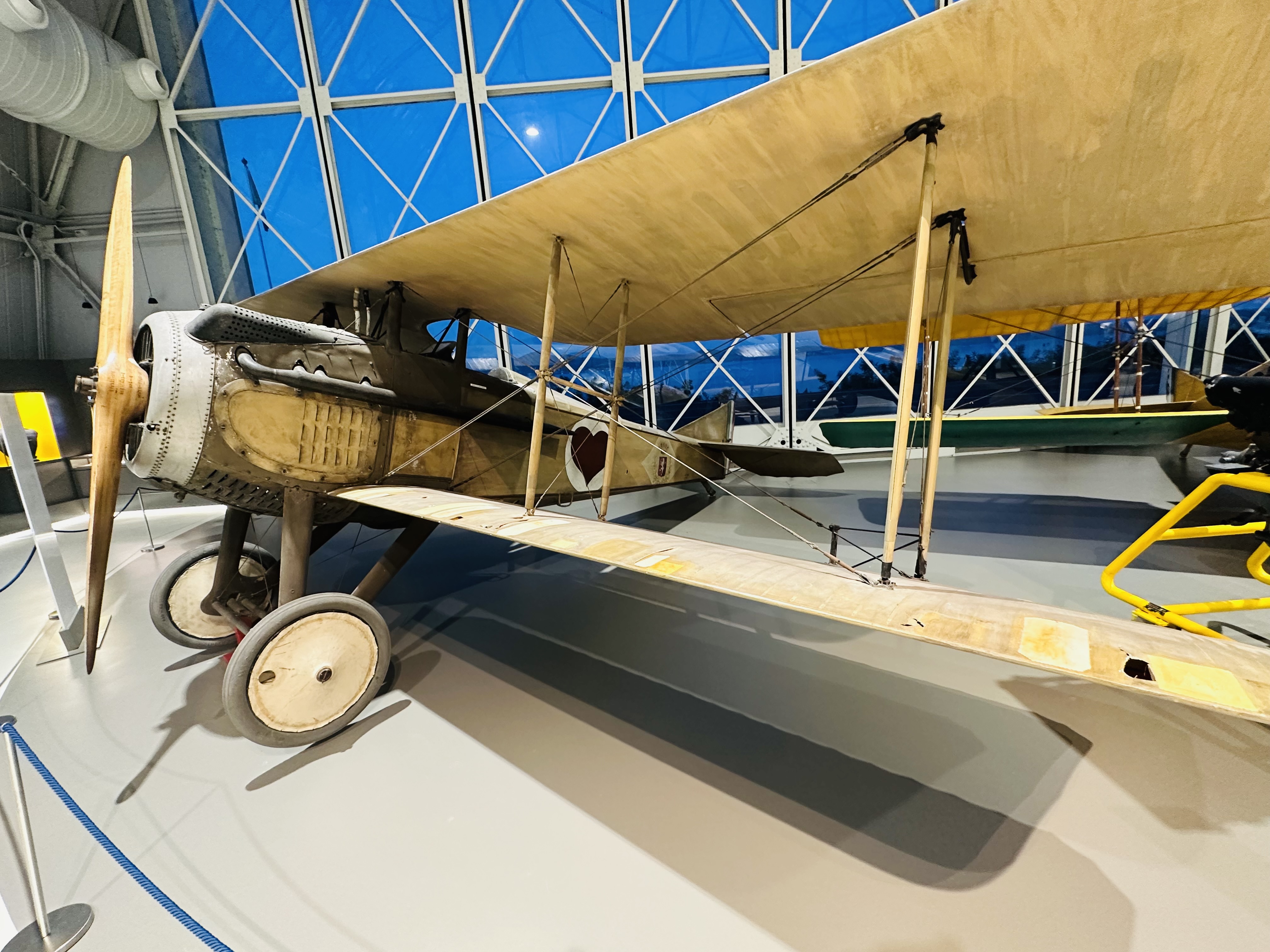 木製フレームや布張り翼を備えた初期複葉機の展示