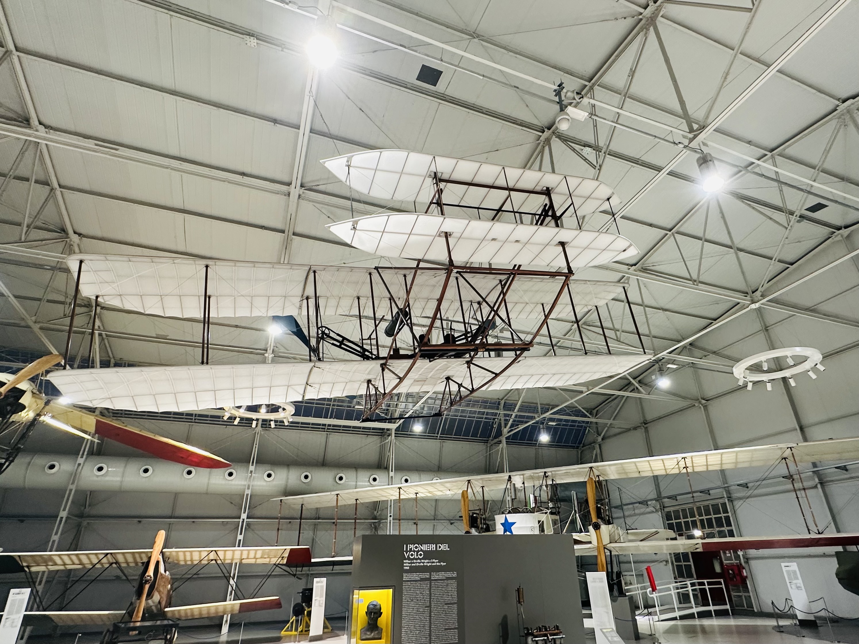 木製フレームや布張り翼を備えた初期複葉機の展示