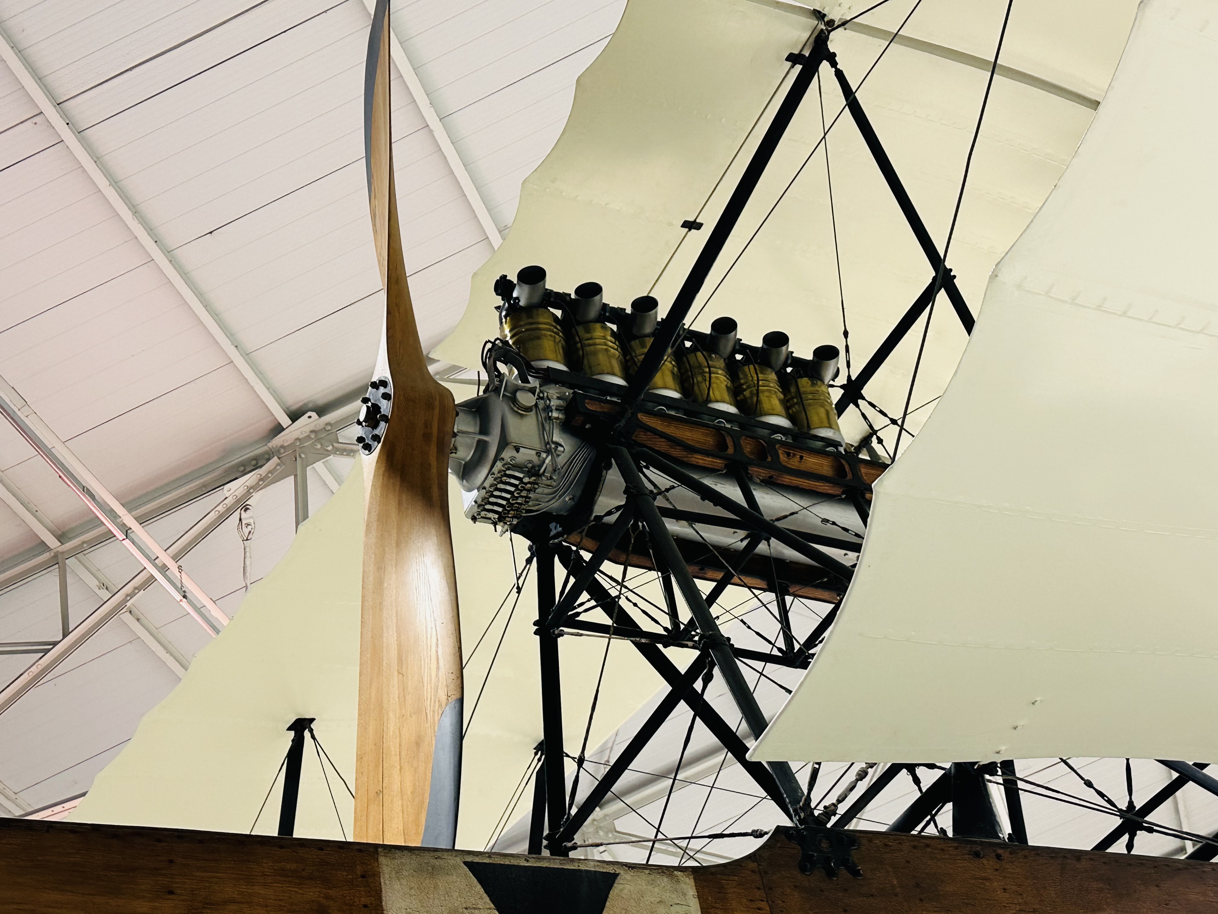 木製フレームや布張り翼を備えた初期複葉機の展示