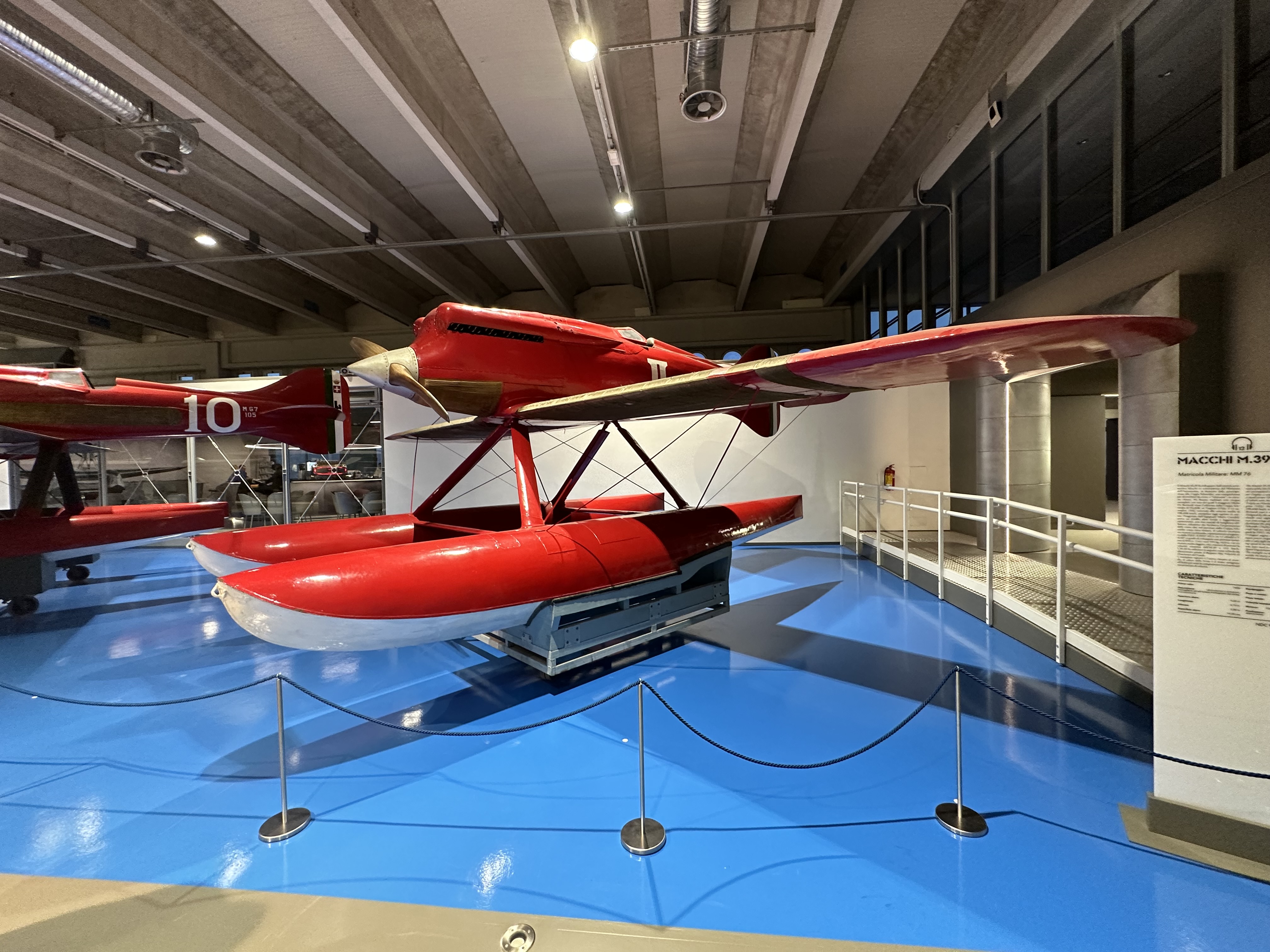 金属製の戦闘機が並ぶHANGAR VELO内部の展示