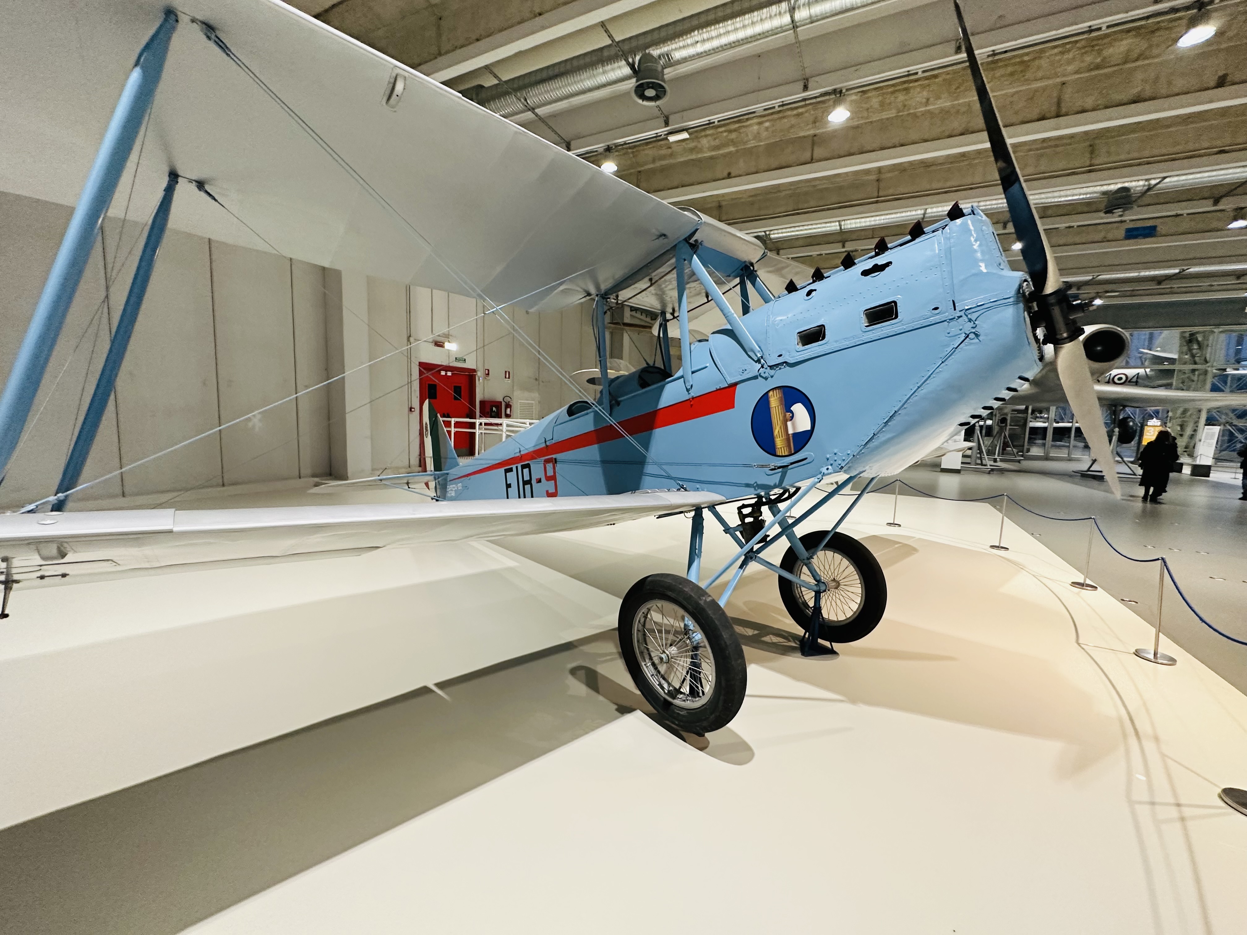 金属製の戦闘機が並ぶHANGAR VELO内部の展示