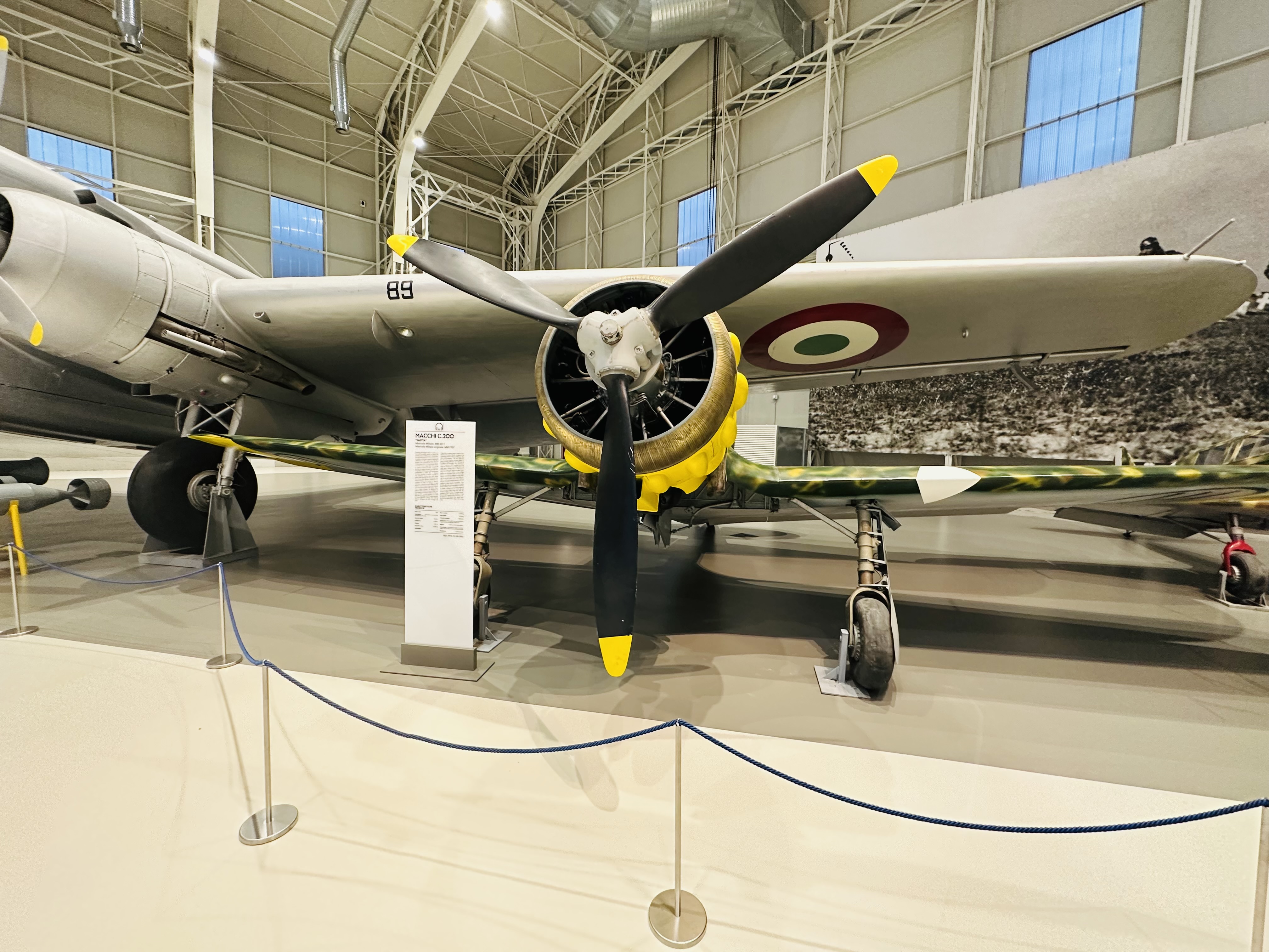 航空エンジンが整然と並ぶHANGAR BADONIの展示空間