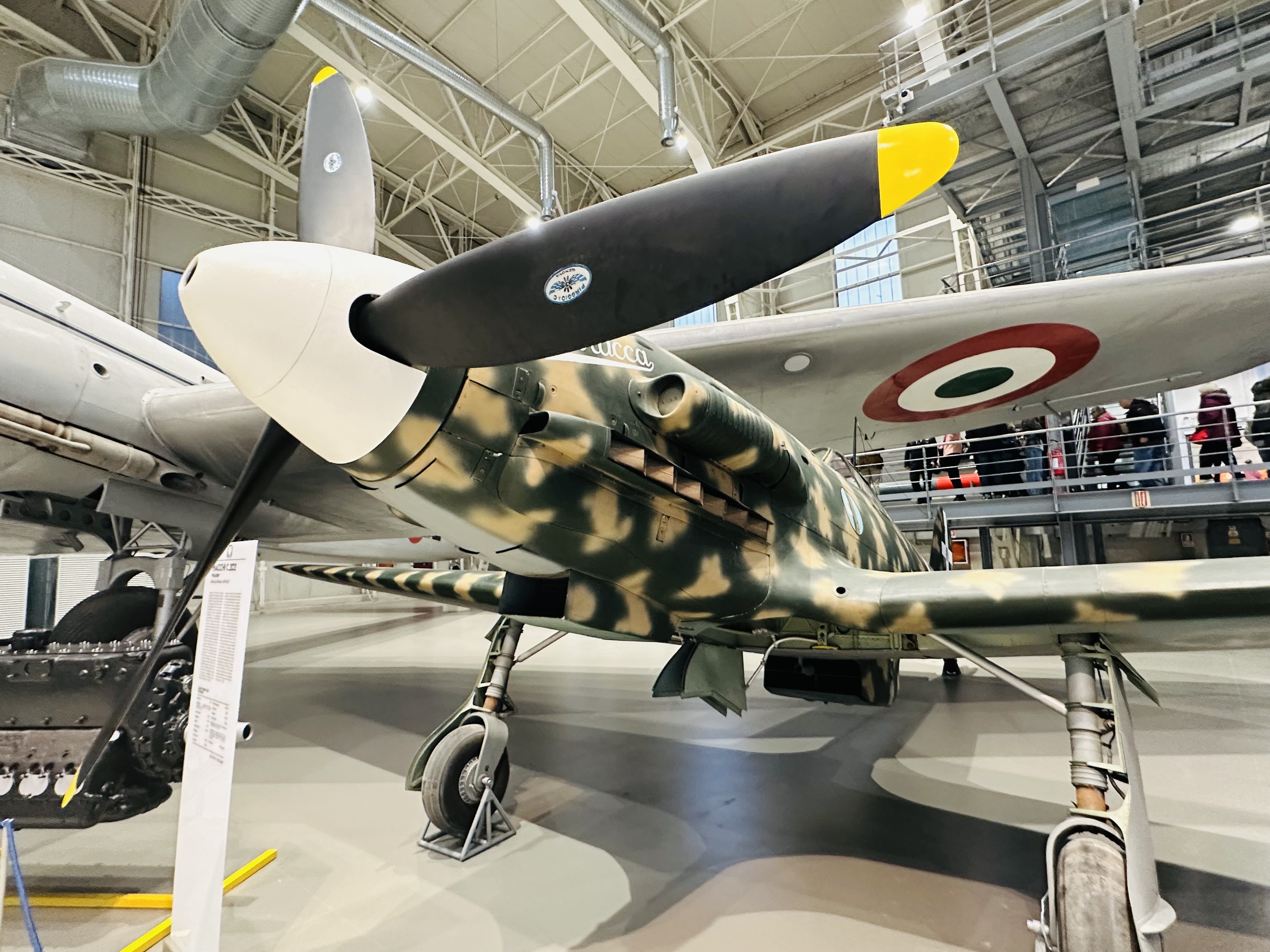 航空エンジンが整然と並ぶHANGAR BADONIの展示空間