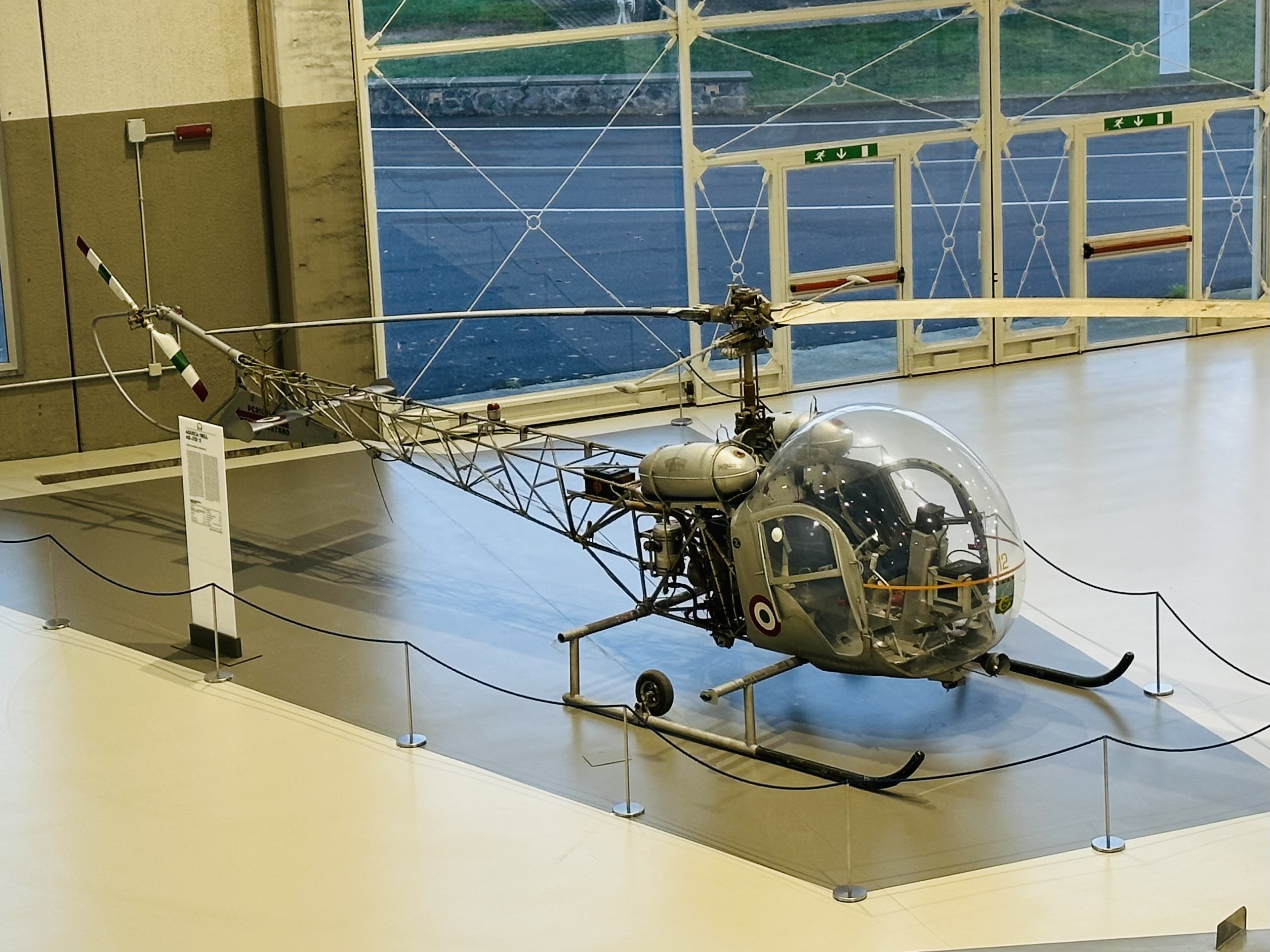 ジェット機が並ぶHANGAR SKEMA内部の展示空間