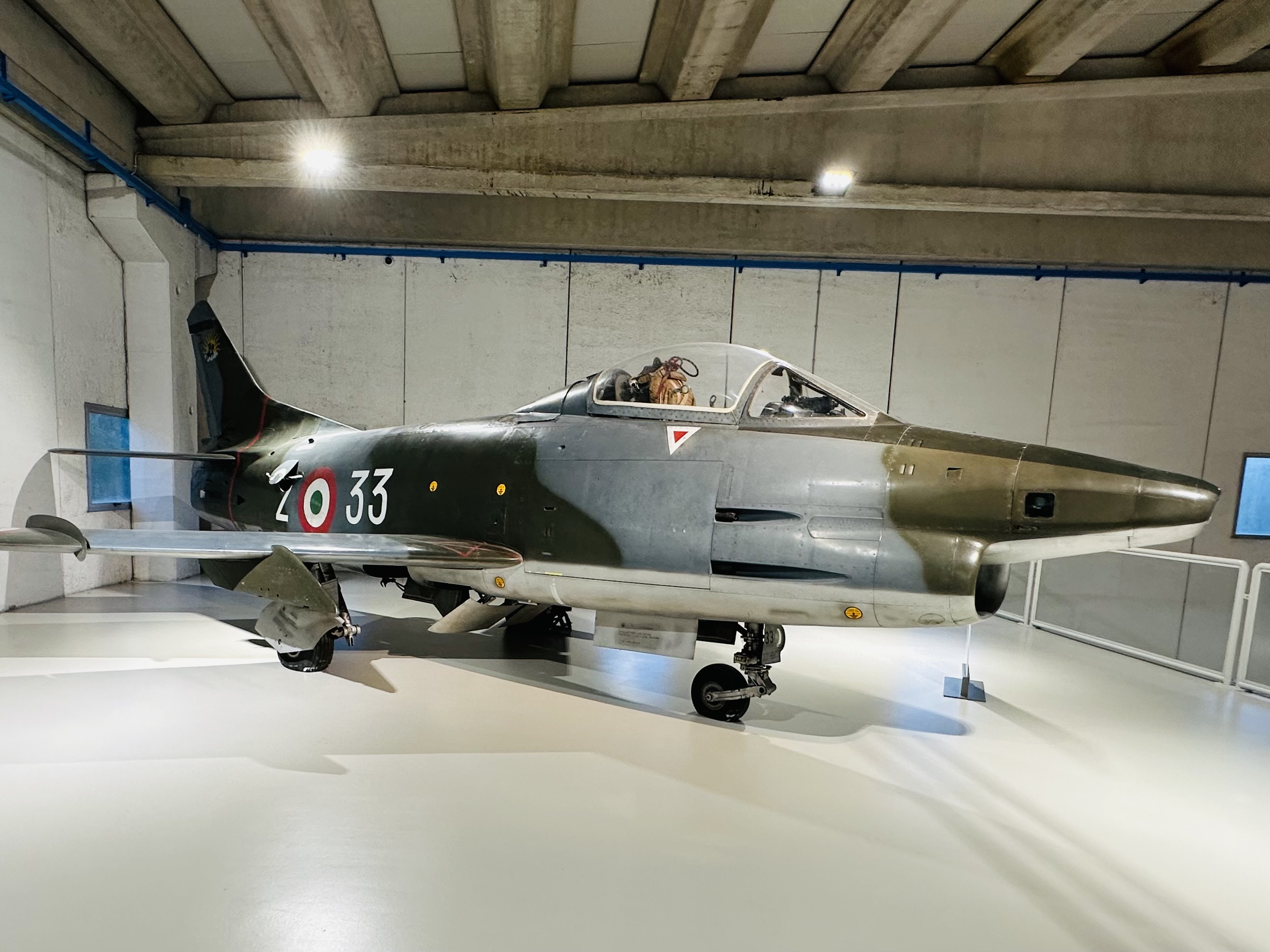 ジェット機が並ぶHANGAR SKEMA内部の展示空間