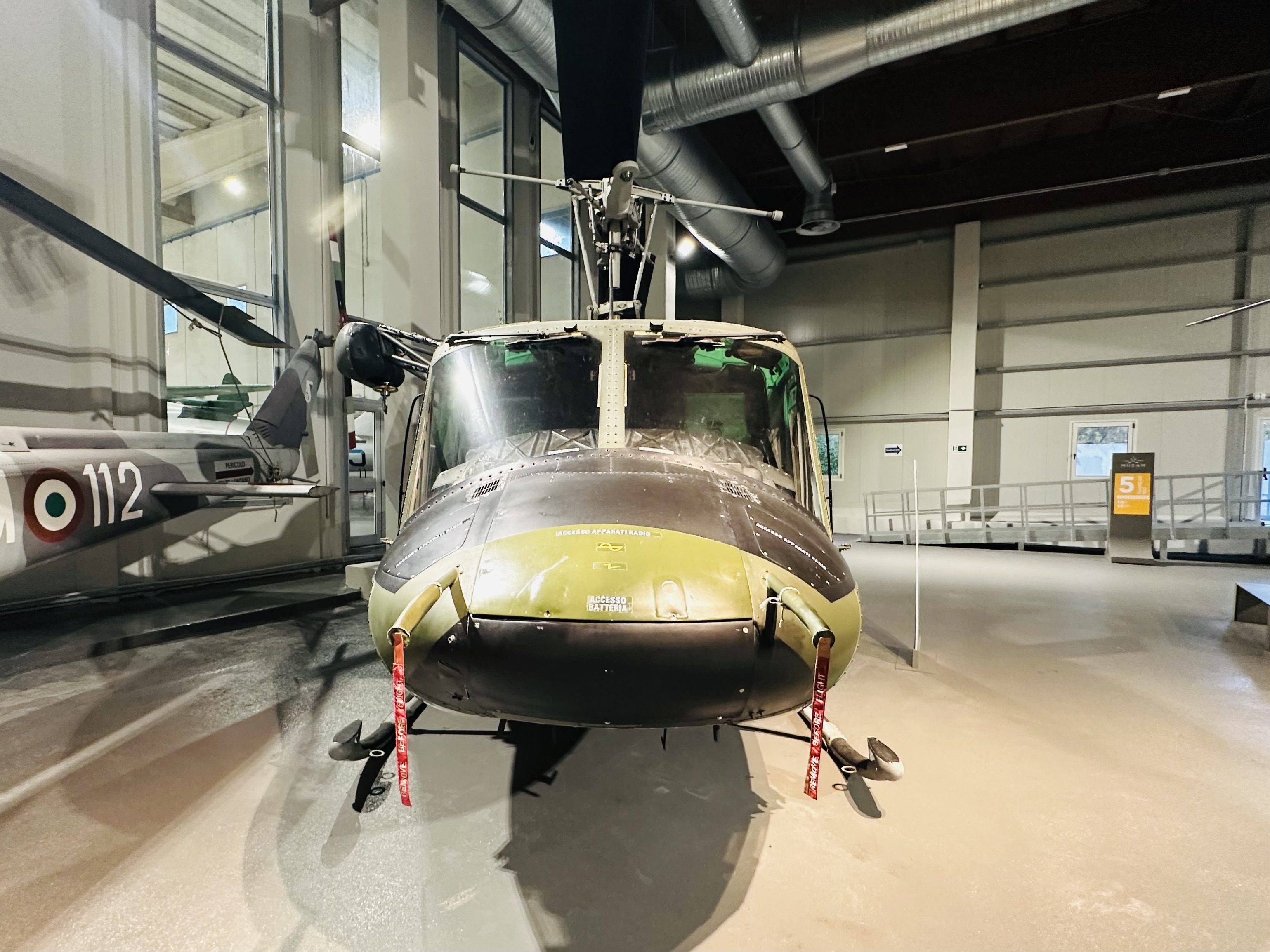 救助や輸送に使われたヘリコプターが並ぶ展示空間