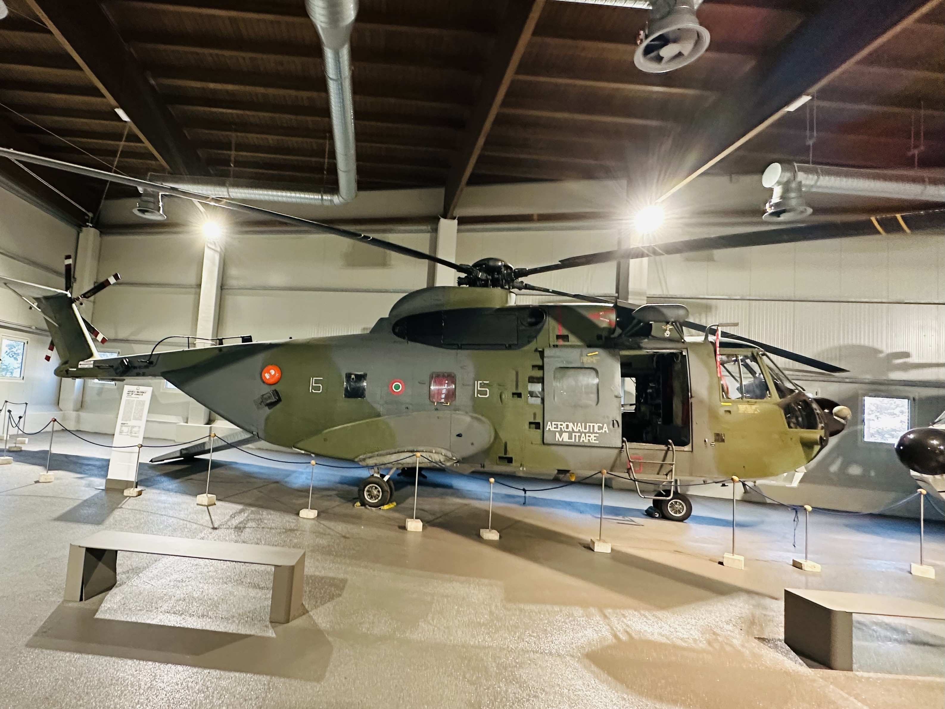 救助や輸送に使われたヘリコプターが並ぶ展示空間