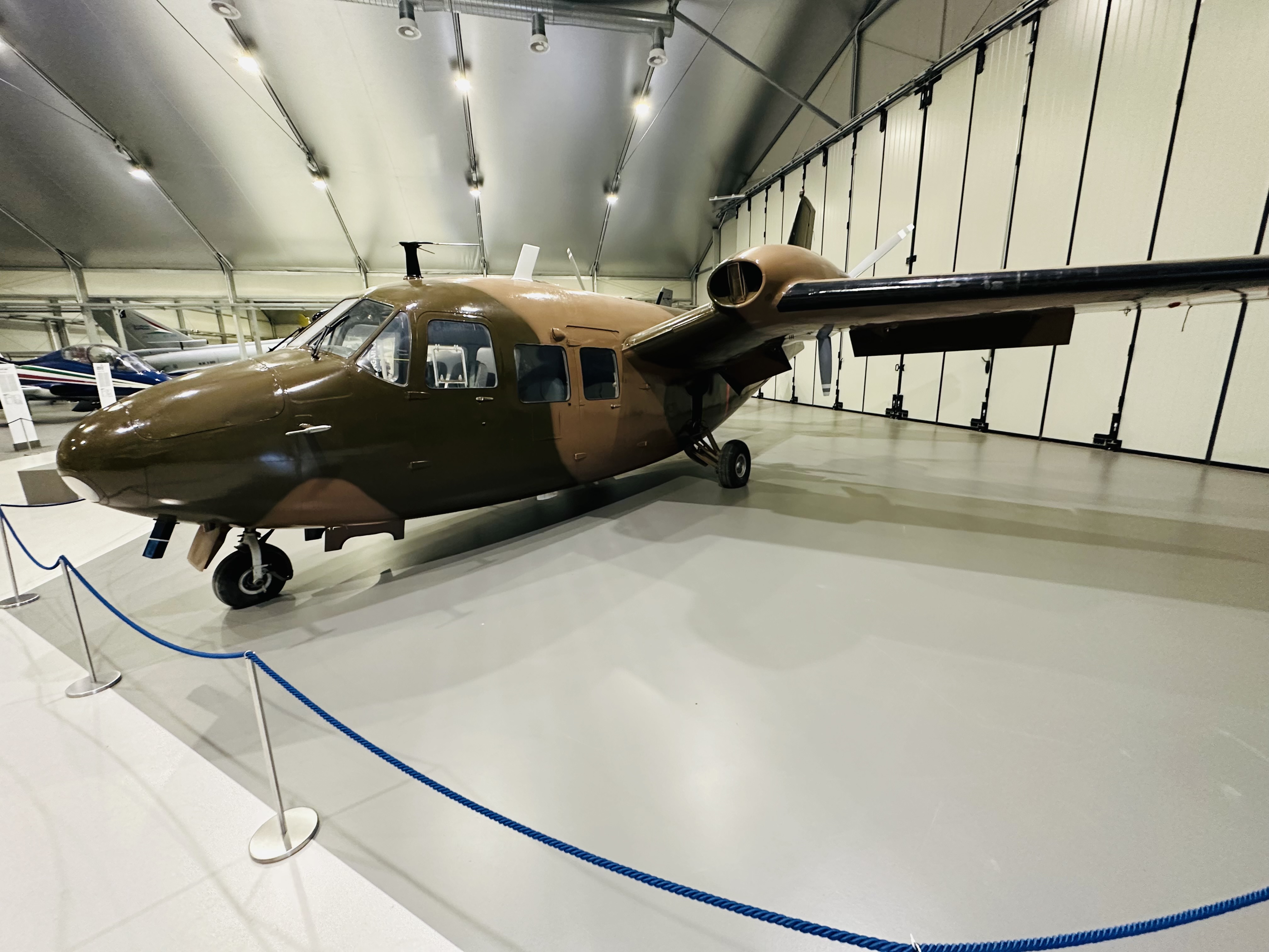 巨大な輸送機や飛行艇が並ぶHANGAR 100内部の展示空間