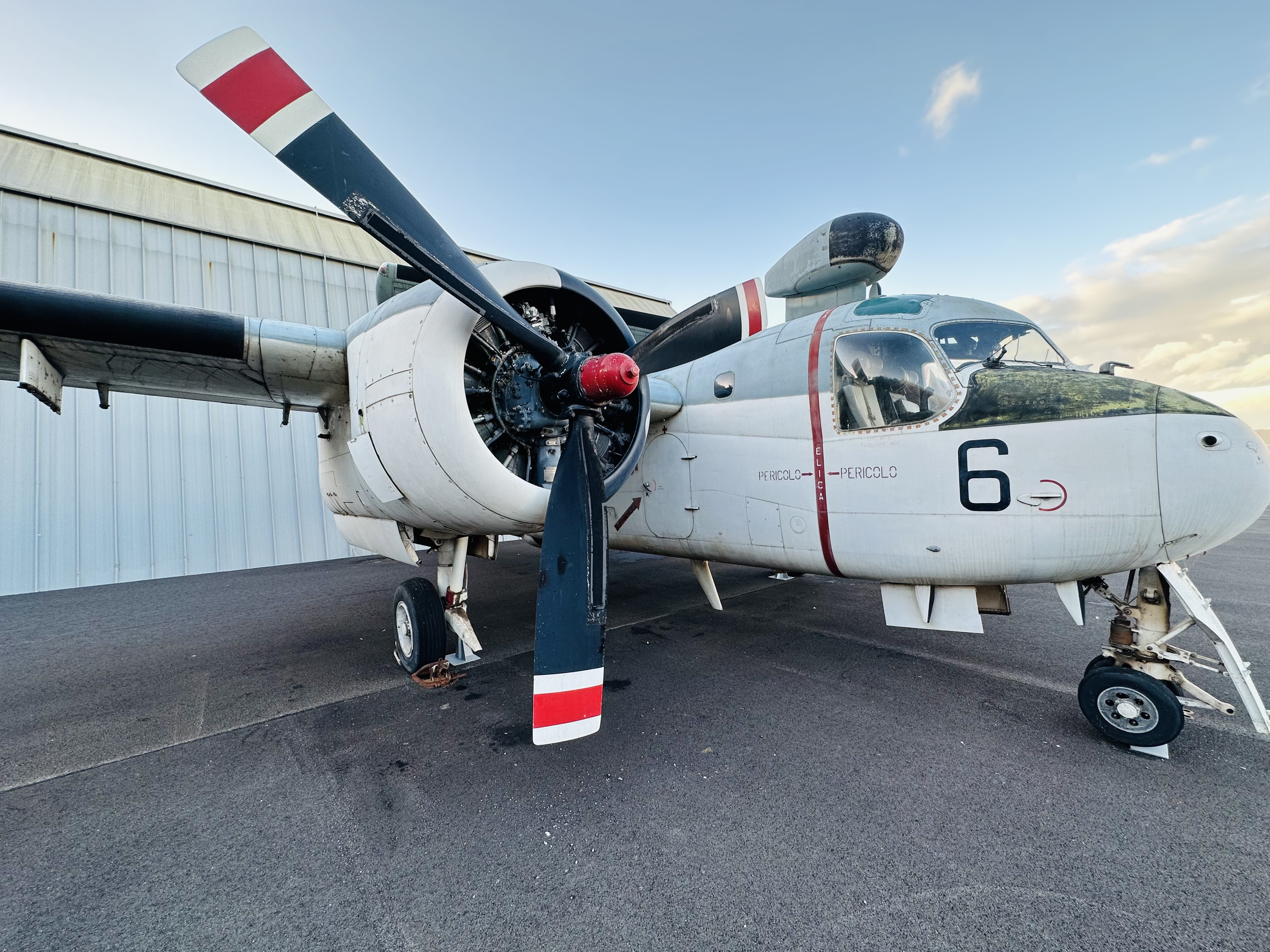 夕日に照らされる大型機が並ぶ屋外展示エリアの風景