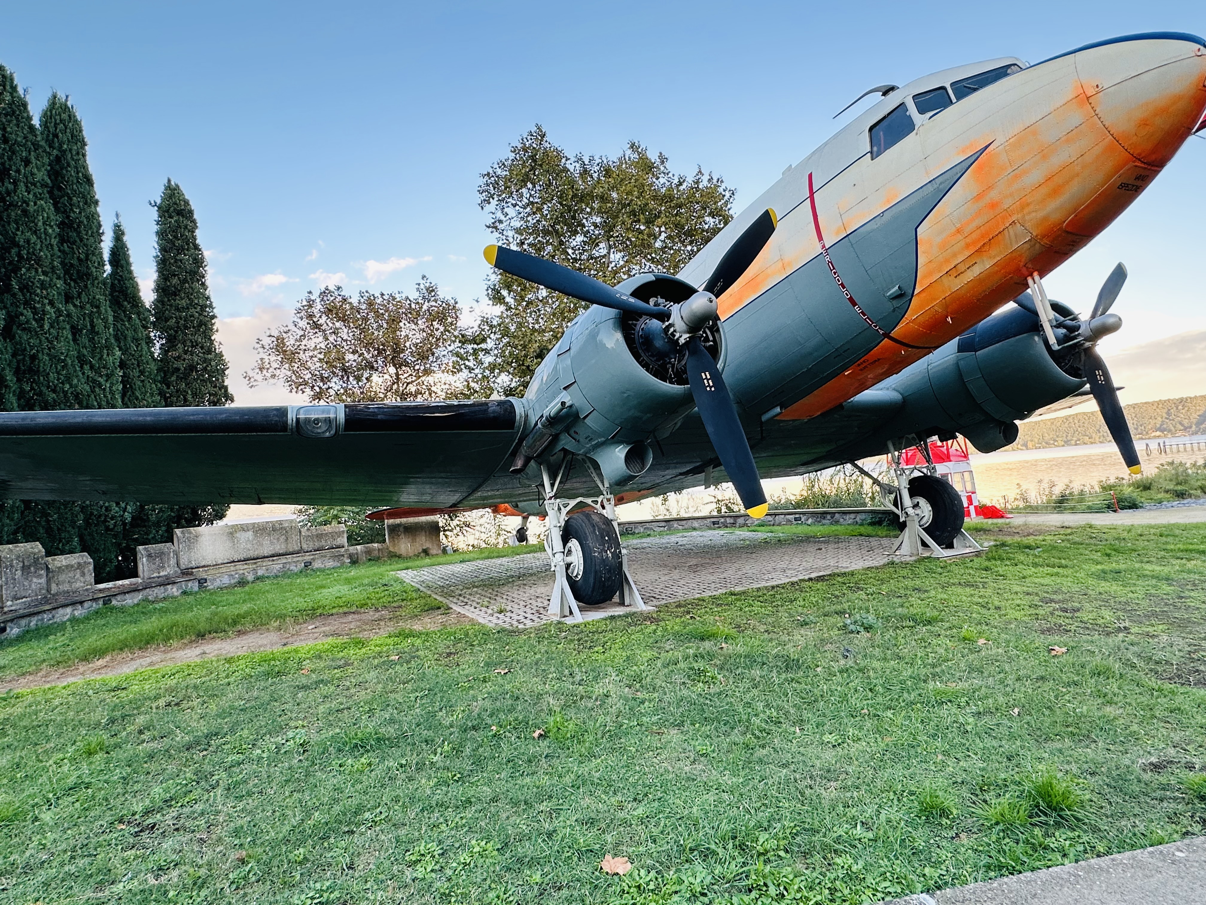 夕日に照らされる大型機が並ぶ屋外展示エリアの風景