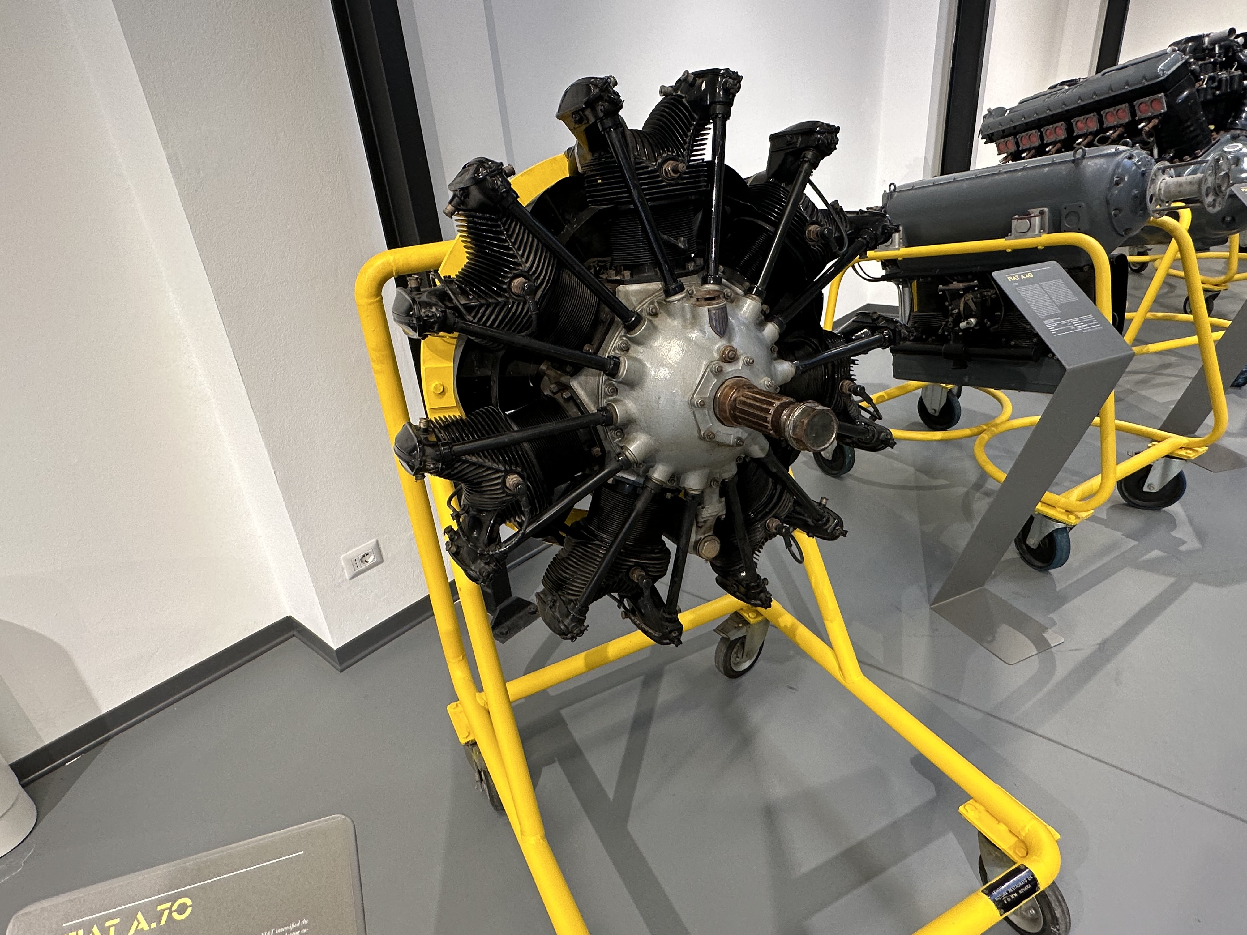 航空エンジンのシリンダーや配管ディテールの展示