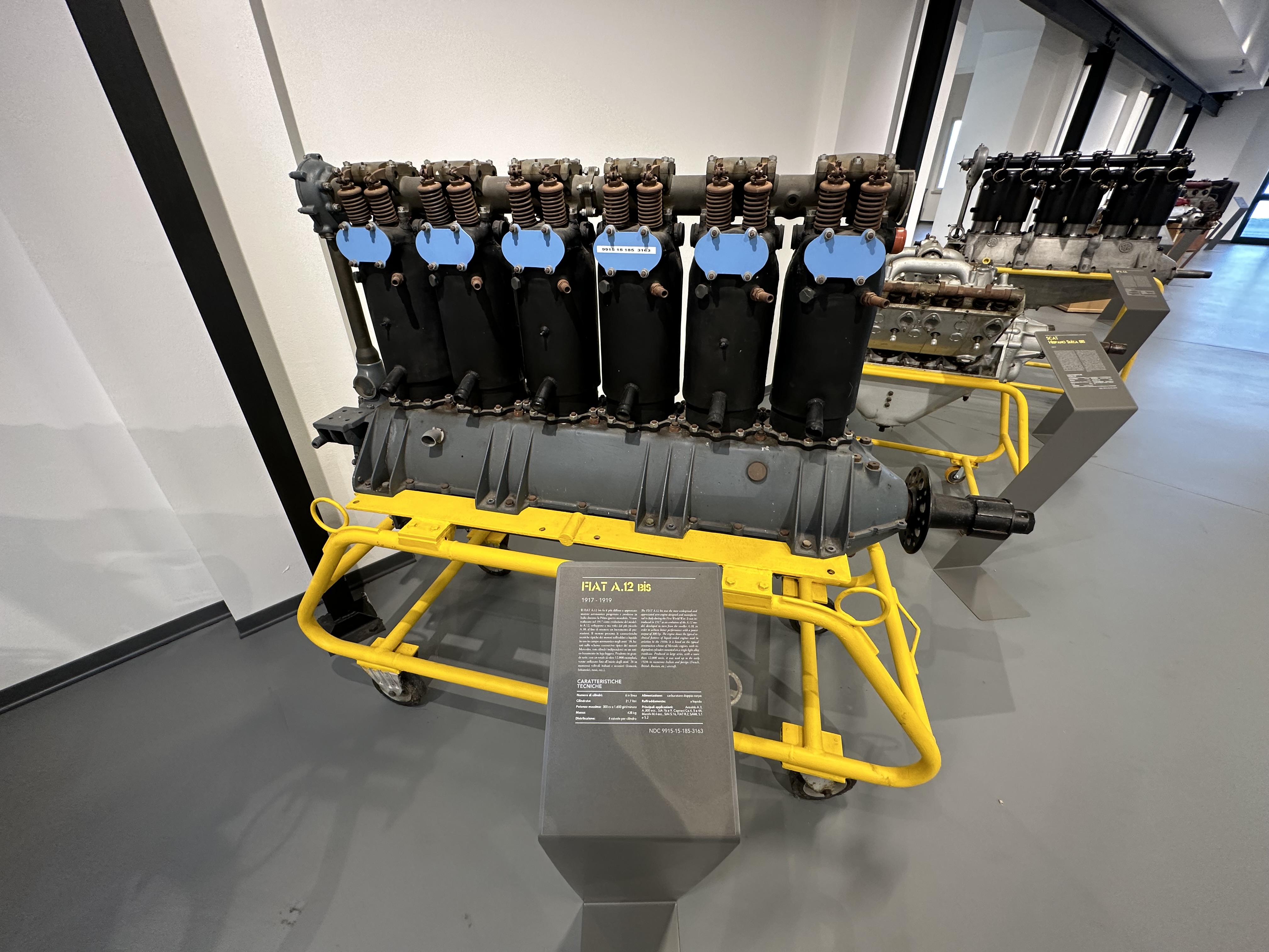 航空エンジンのシリンダーや配管ディテールの展示