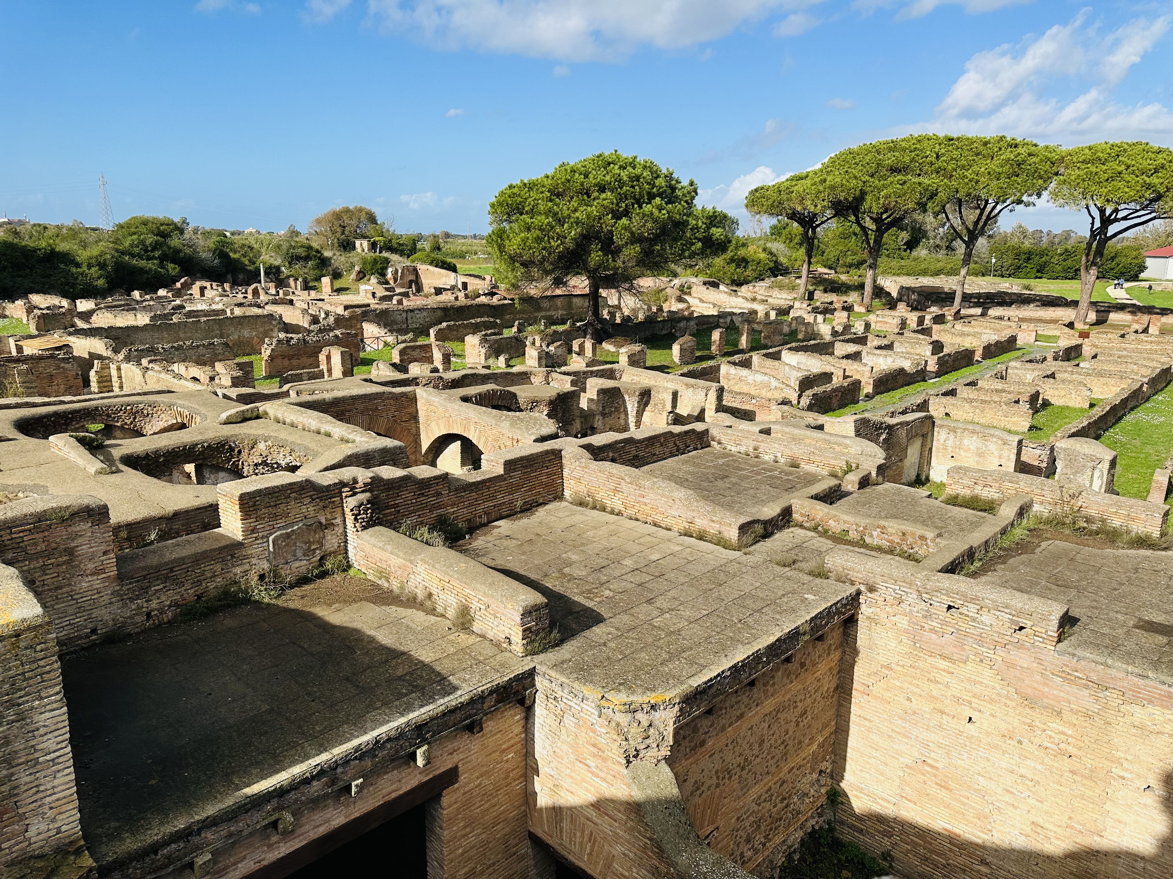 オスティア・アンティカ遺跡に残る街路と建物の構造