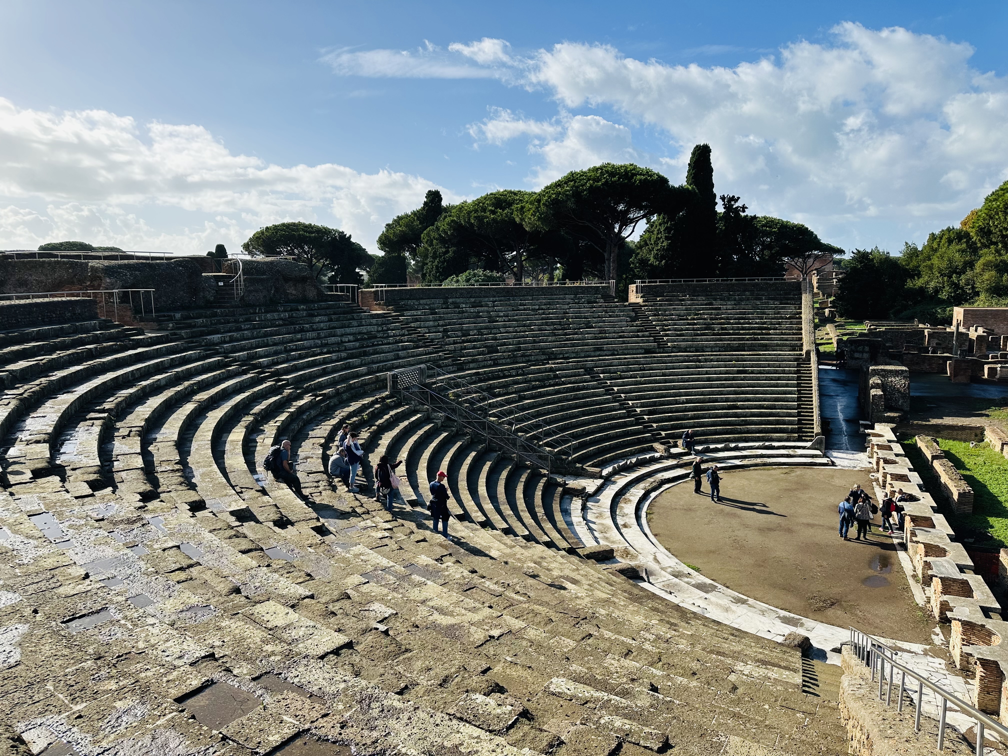 オスティア・アンティカ遺跡に残る古代劇場の様子