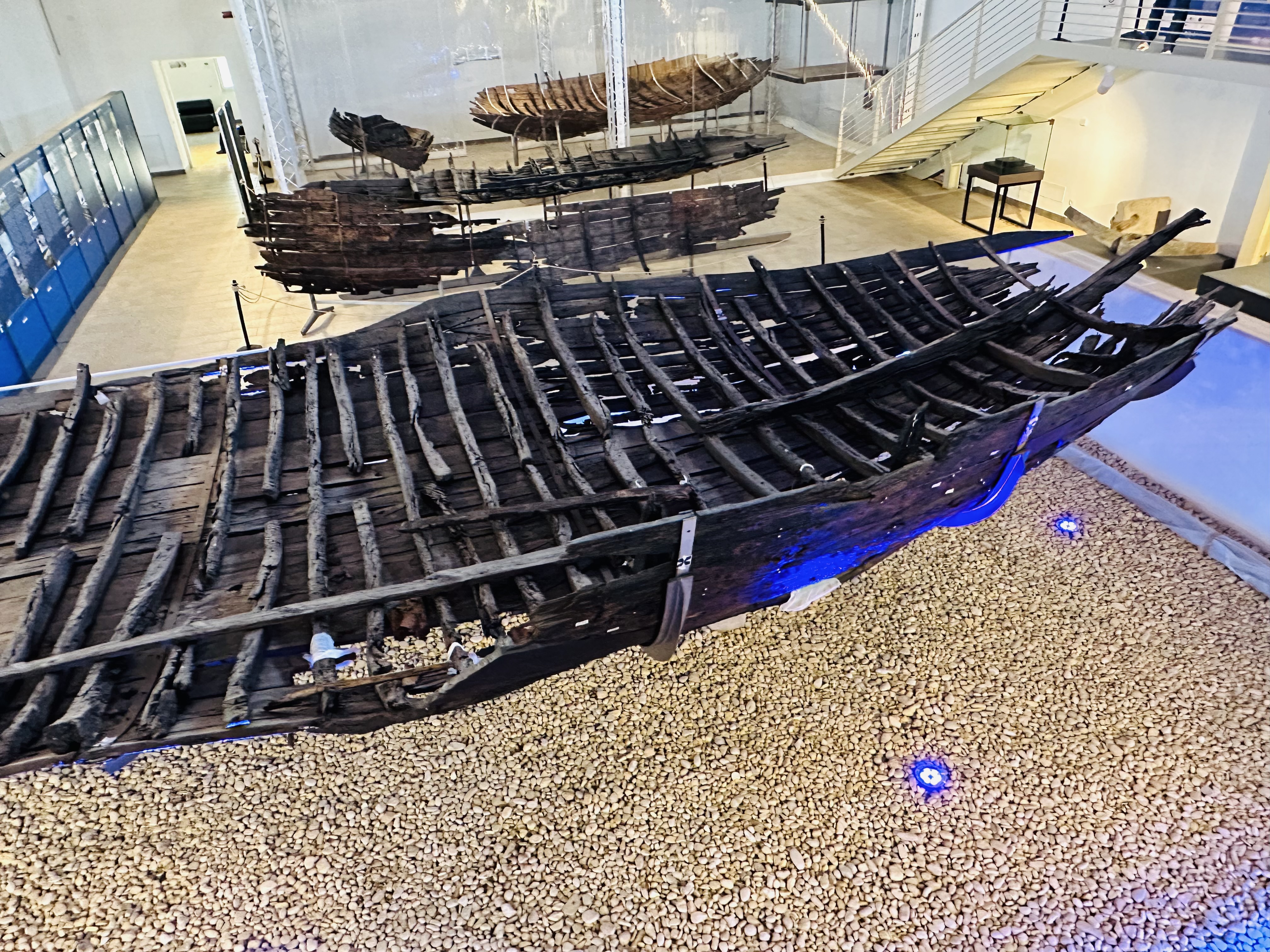 展示されている古代船の一部（模型）